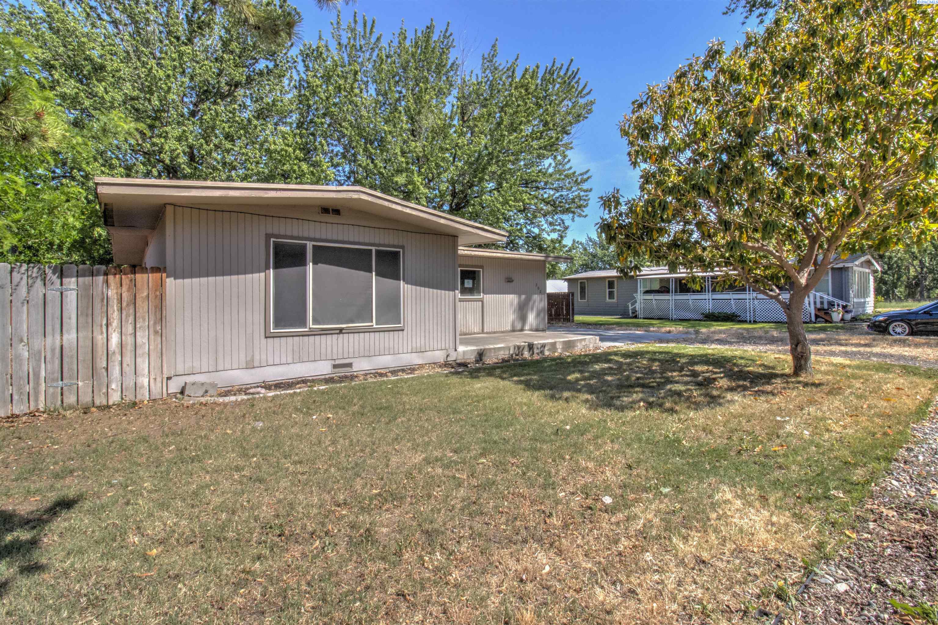 302 1st St, Benton City, WA 99320