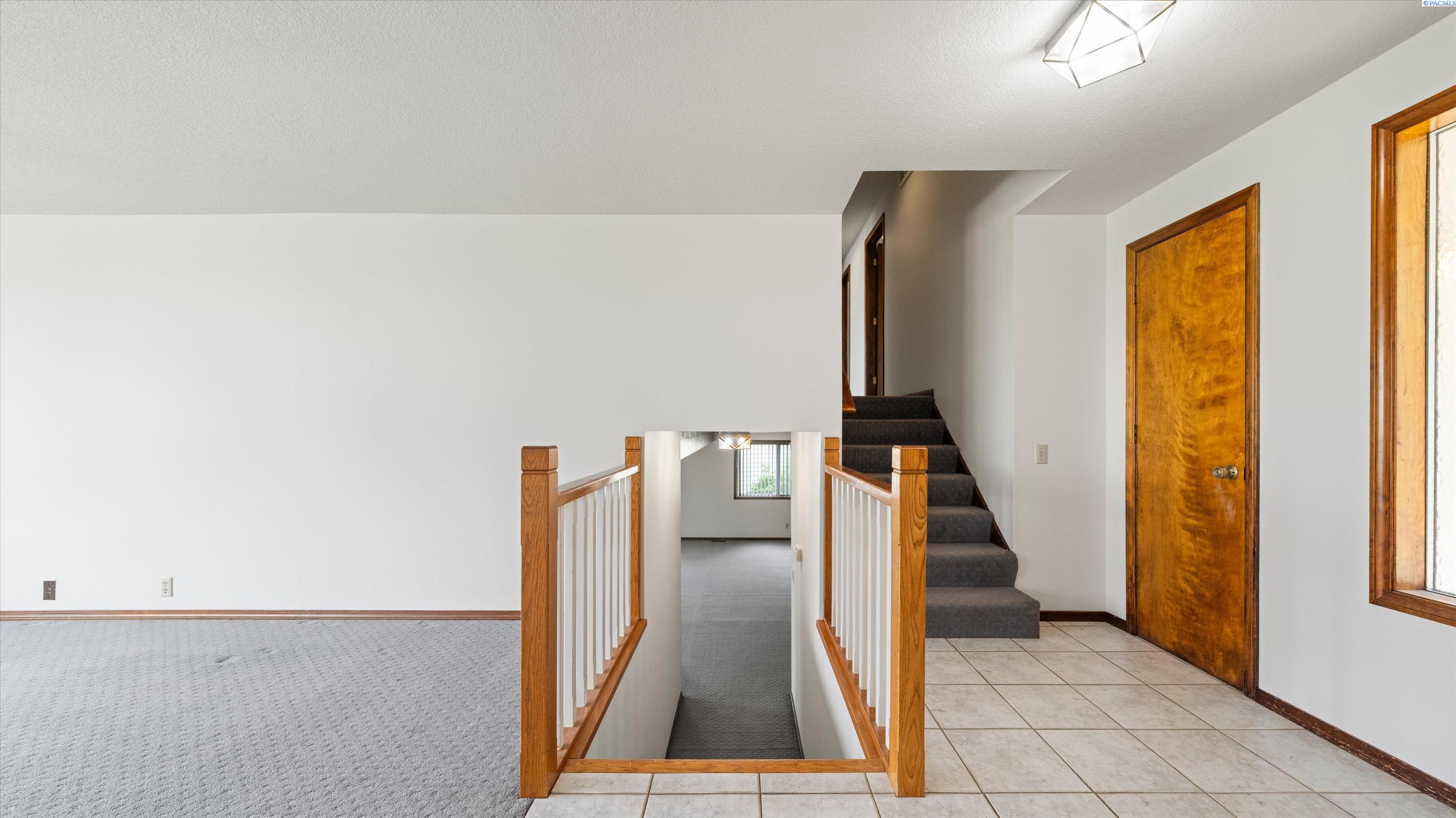 212 Edgewood Dr, Richland, WA 99352