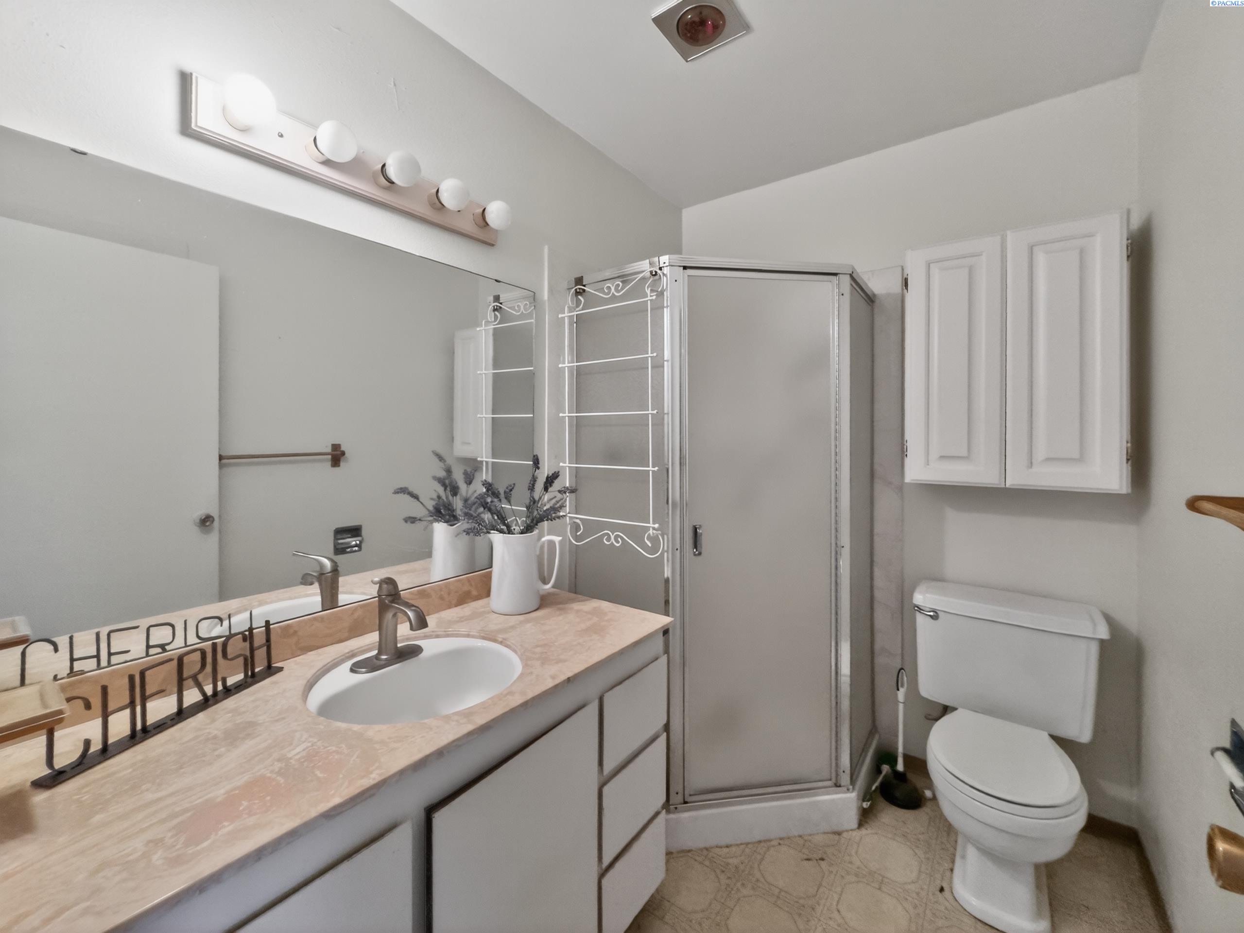 2401 Canal Dr #D-1, Kennewick, WA 99336