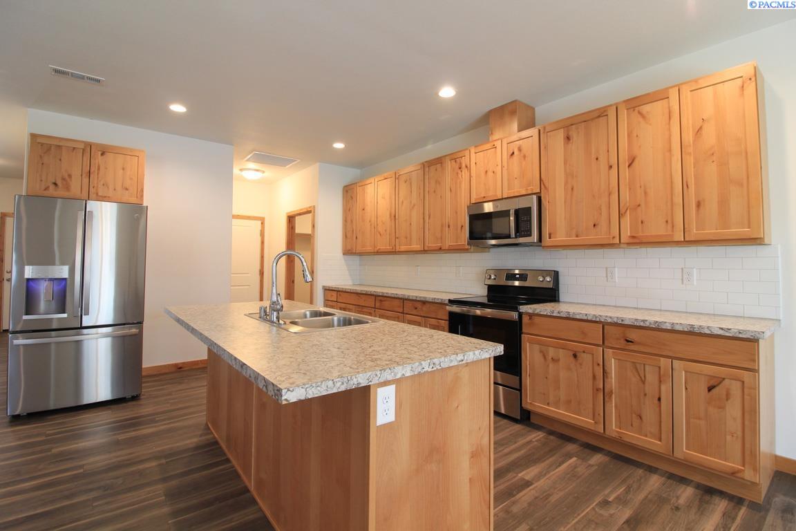1333 13th St, Benton City, WA 99320