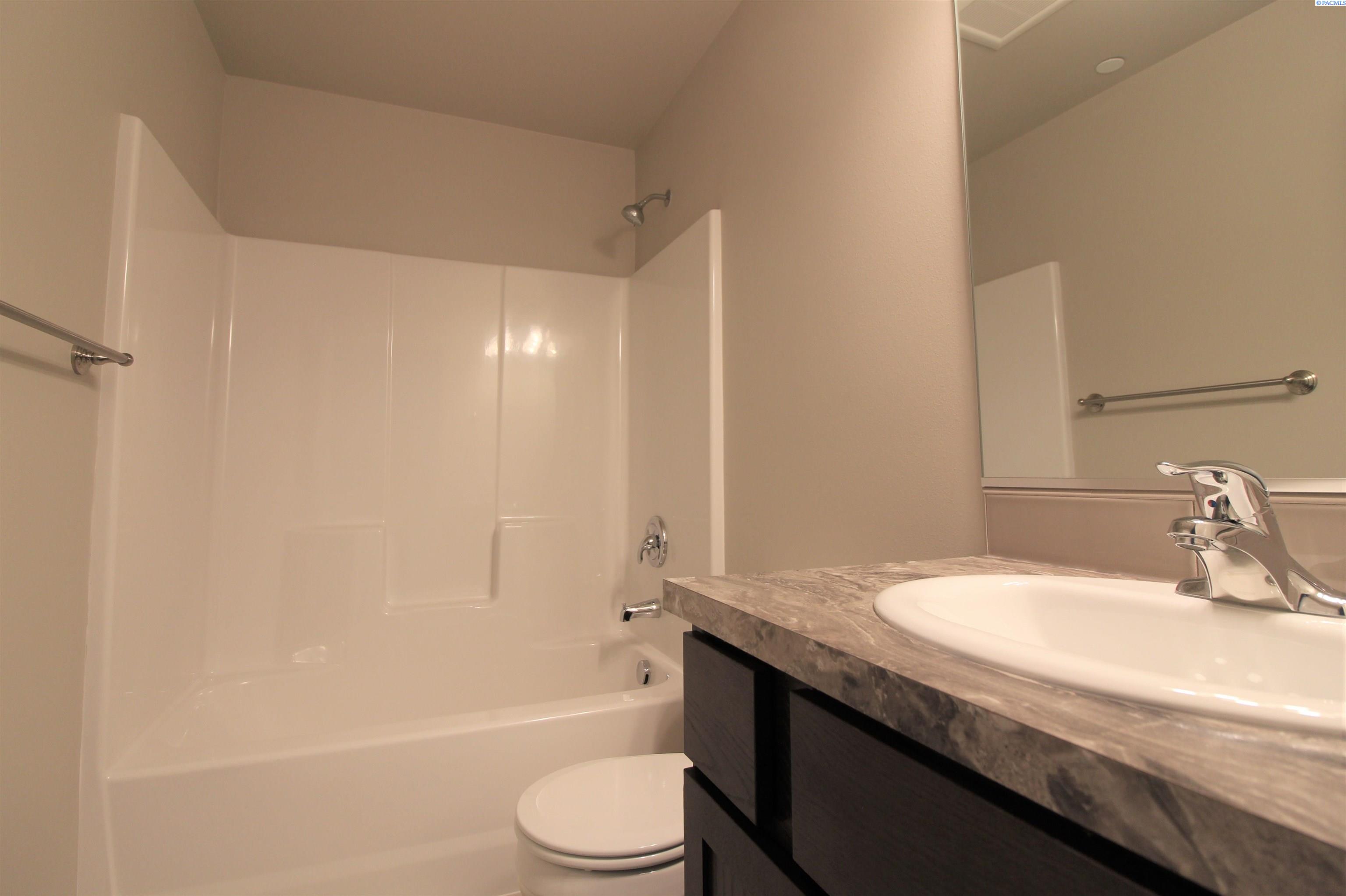 5772 Albany Pl #120, Kennewick, WA 99336