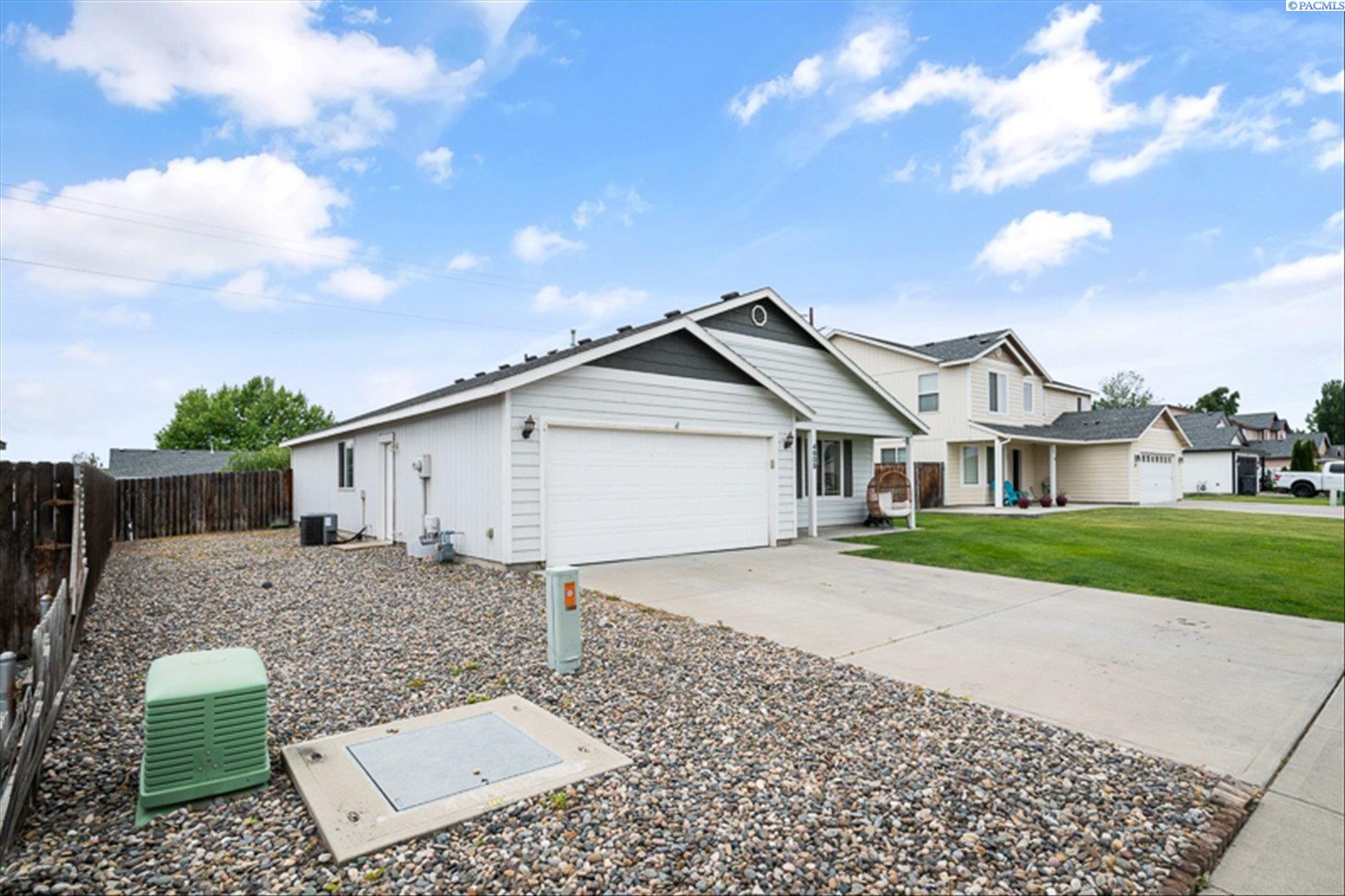 4608 John Deere Dr, Pasco, WA 99301