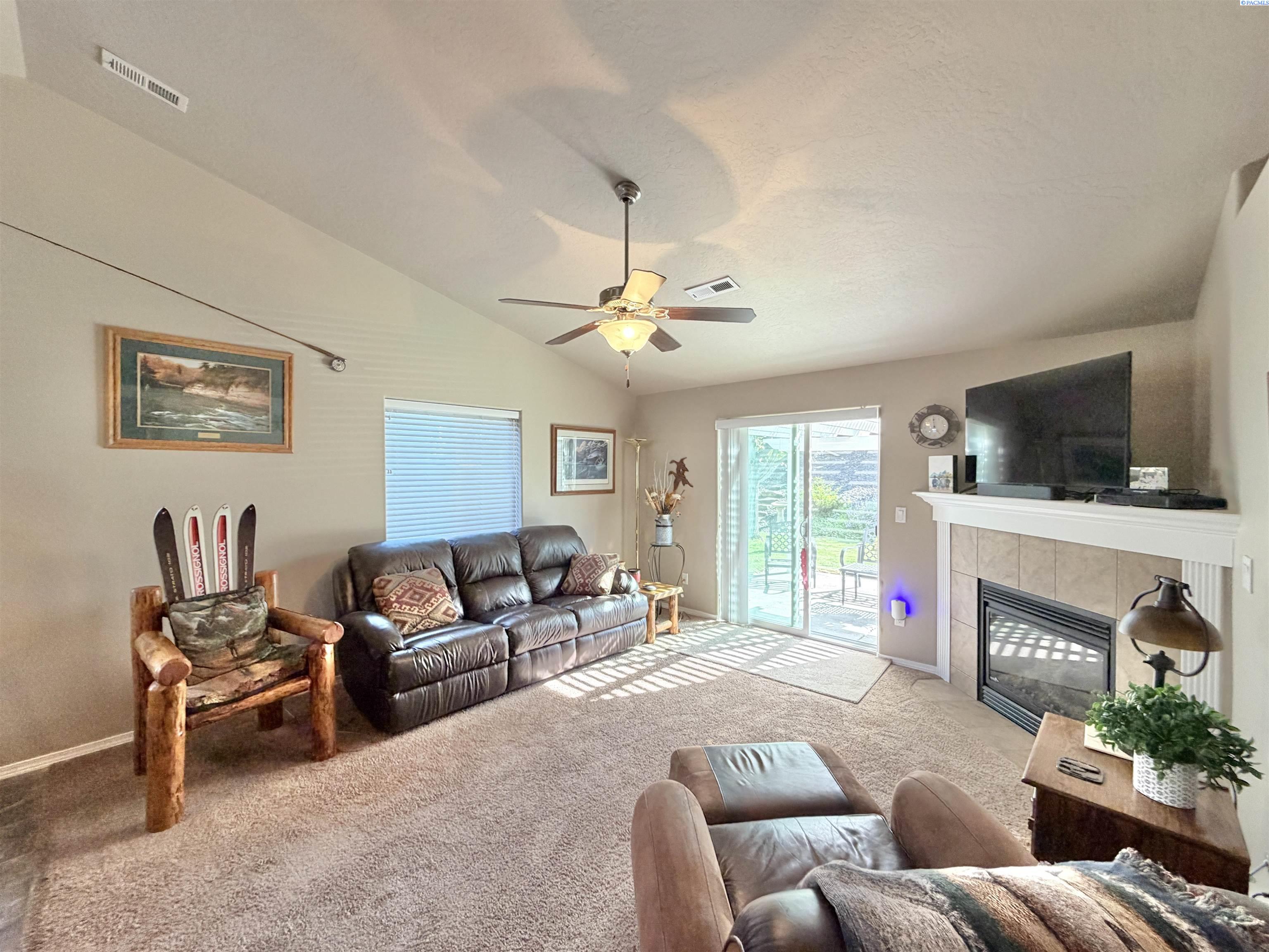 2104 Kellogg Pl, Kennewick, WA 99338