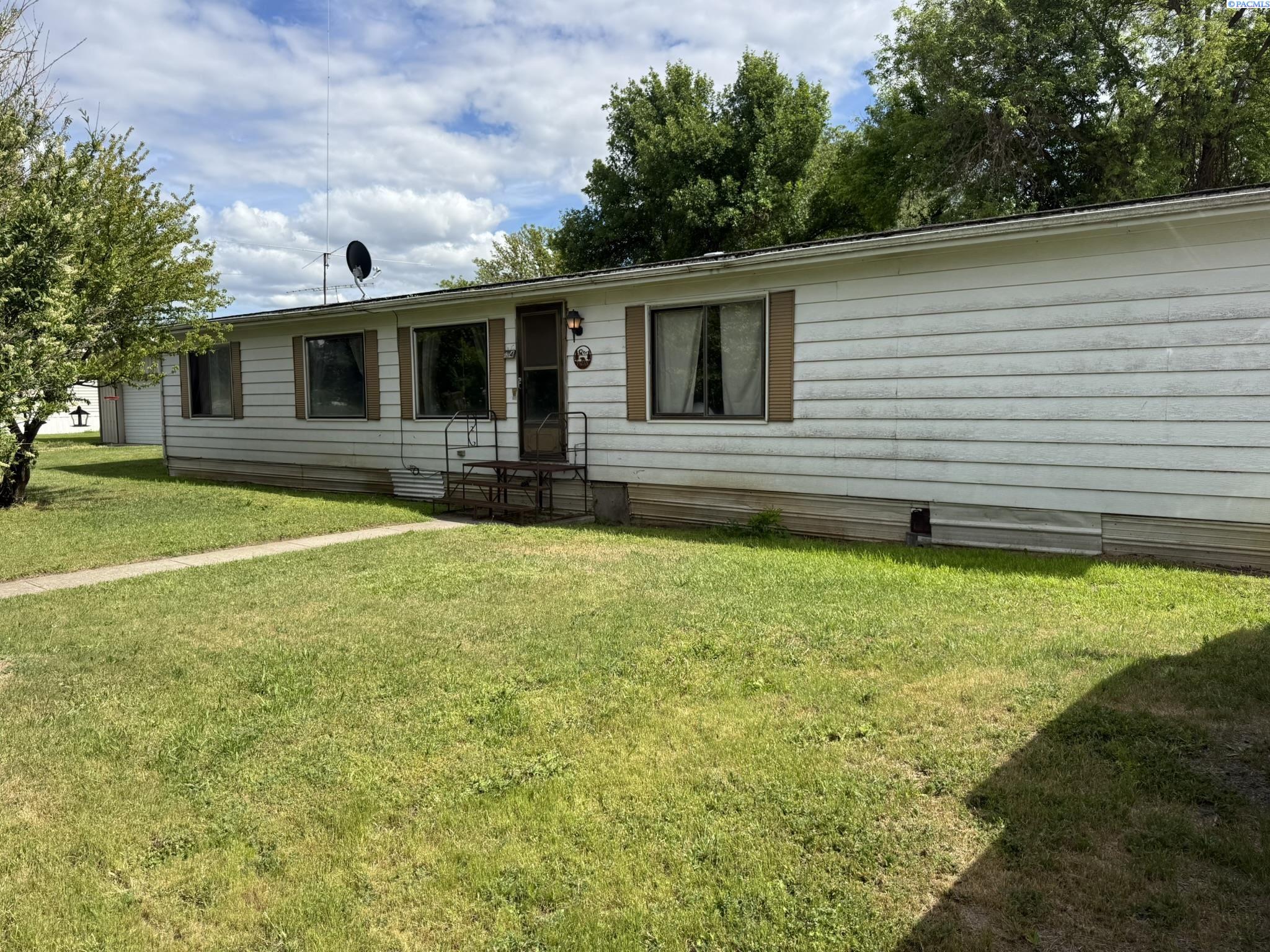 204 E Oak St, St. John WA 99171