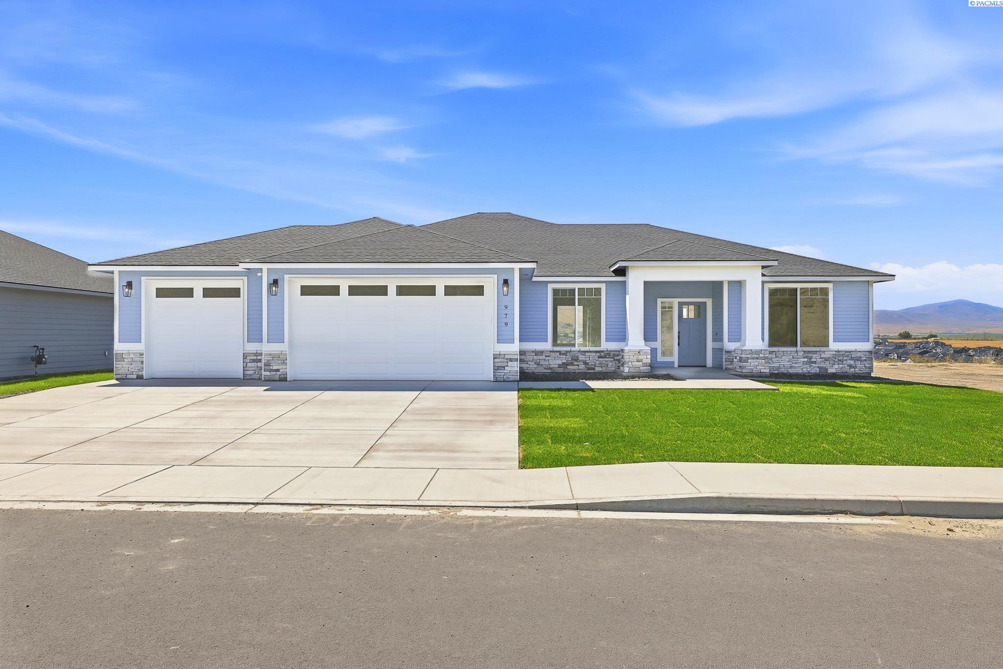 979 Thebes St, West Richland, WA 99353