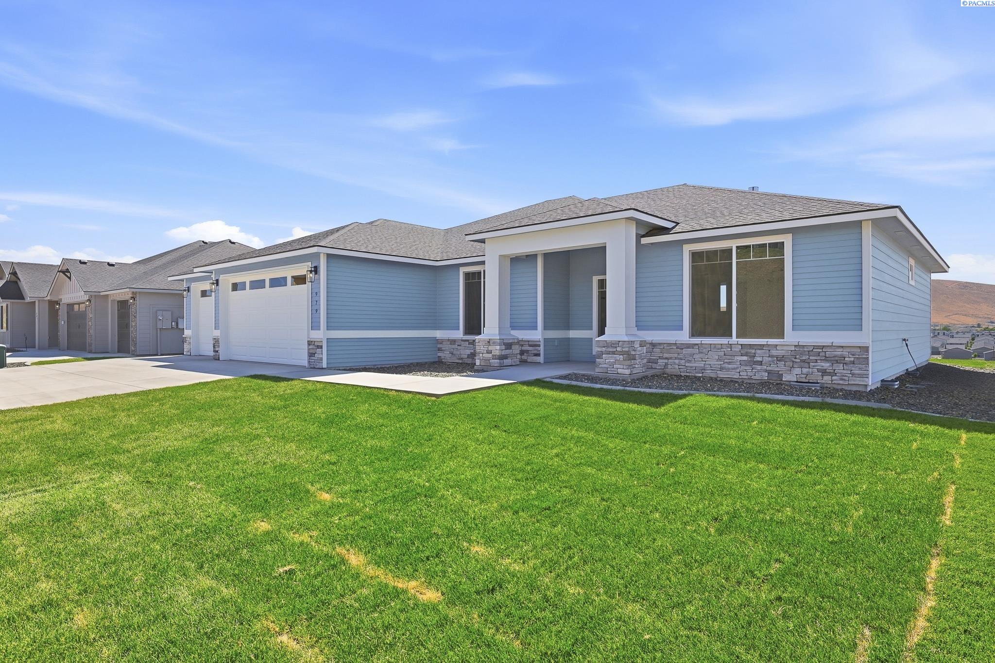 979 Thebes St, West Richland, WA 99353