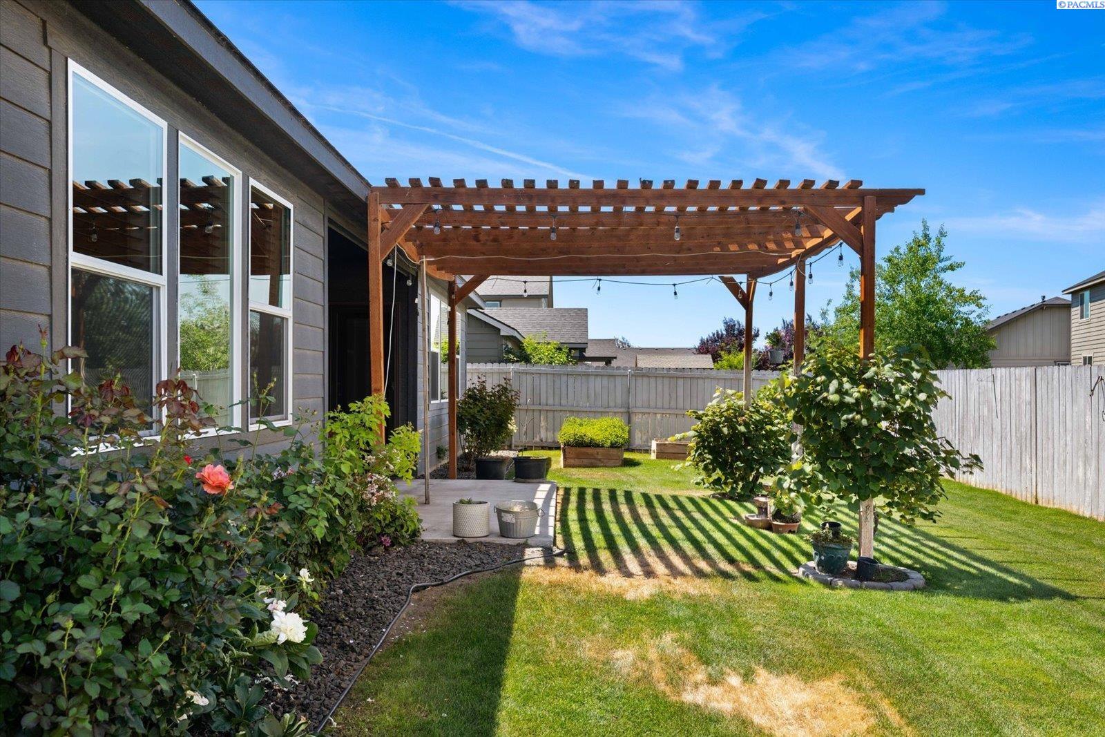 6813 Powder Dr, Pasco, WA 99301