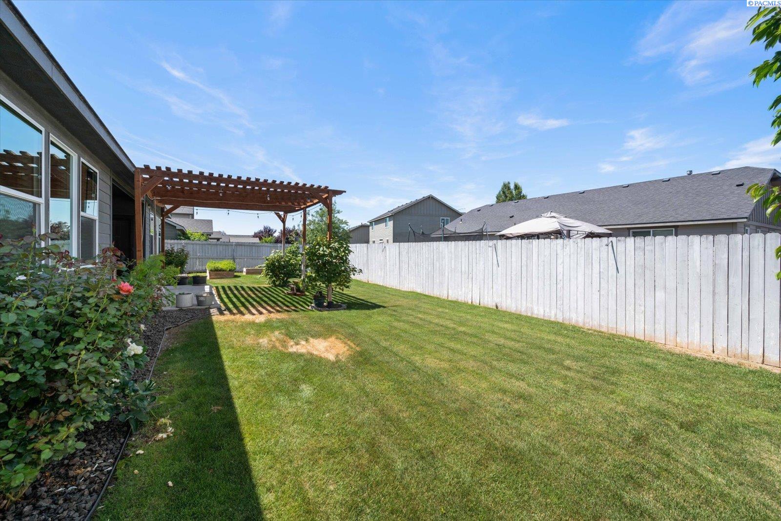 6813 Powder Dr, Pasco, WA 99301
