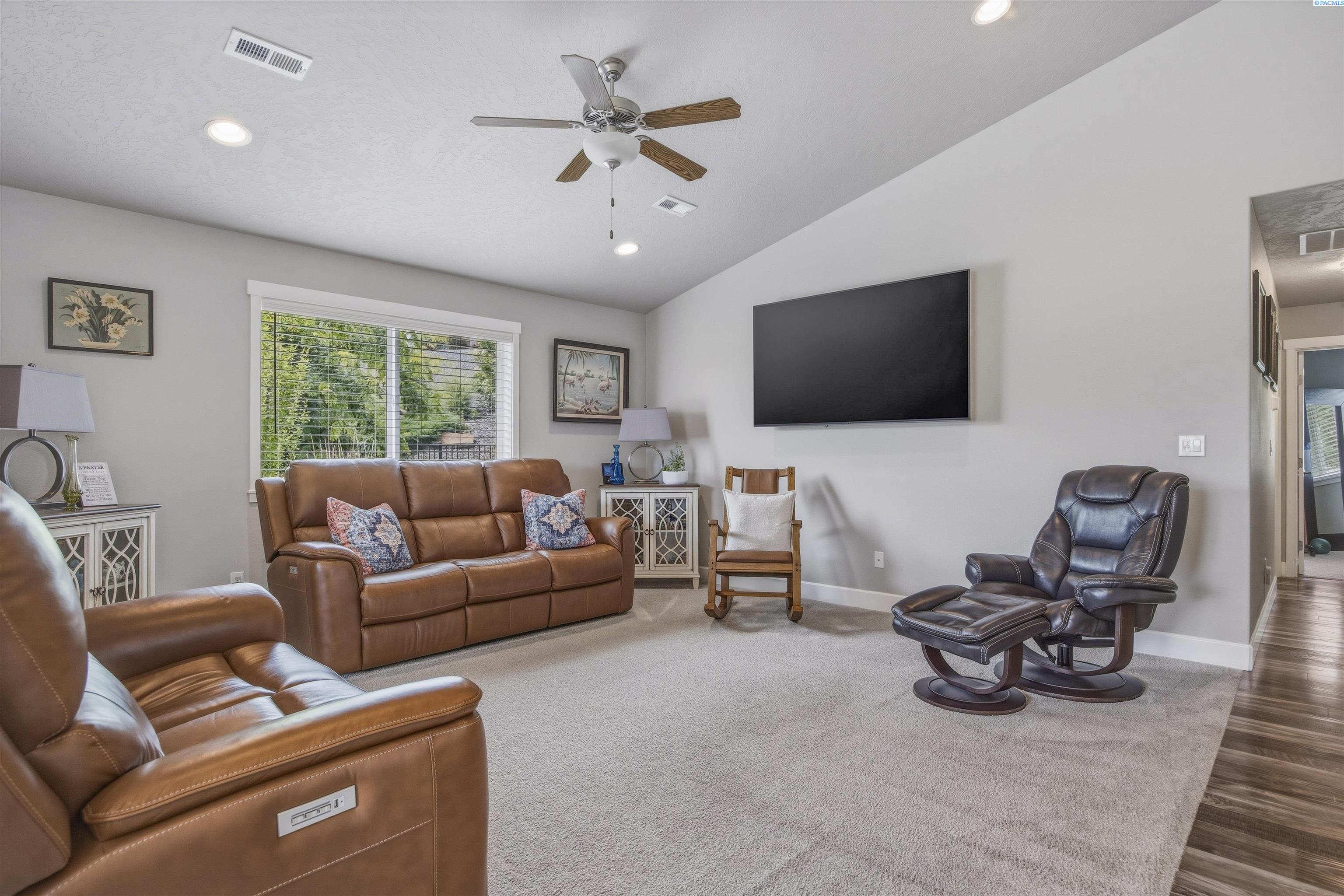 3083 Wild Canyon Way, Richland, WA 99354