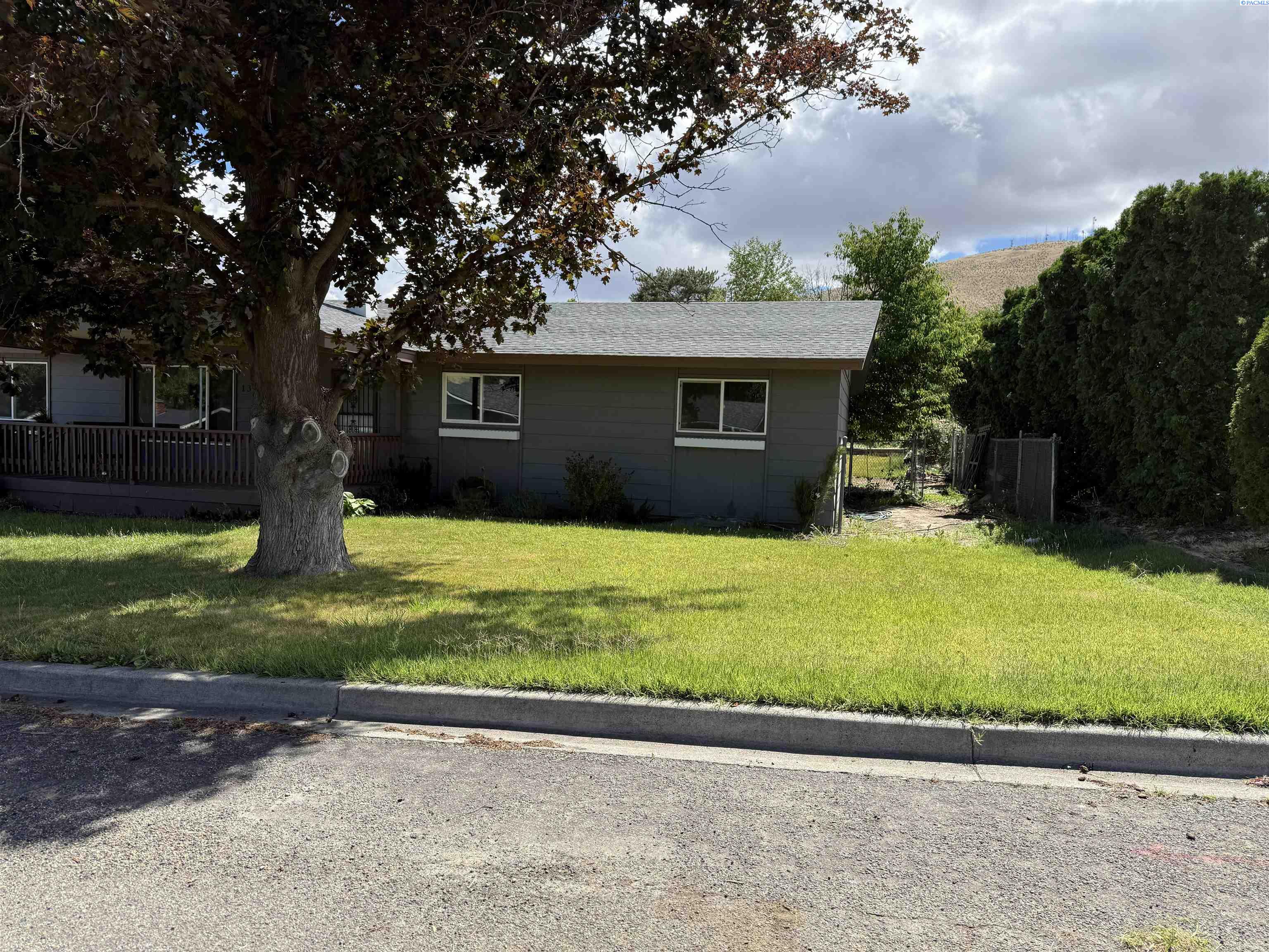 1336 Scenic Dr, Prosser, WA 99350