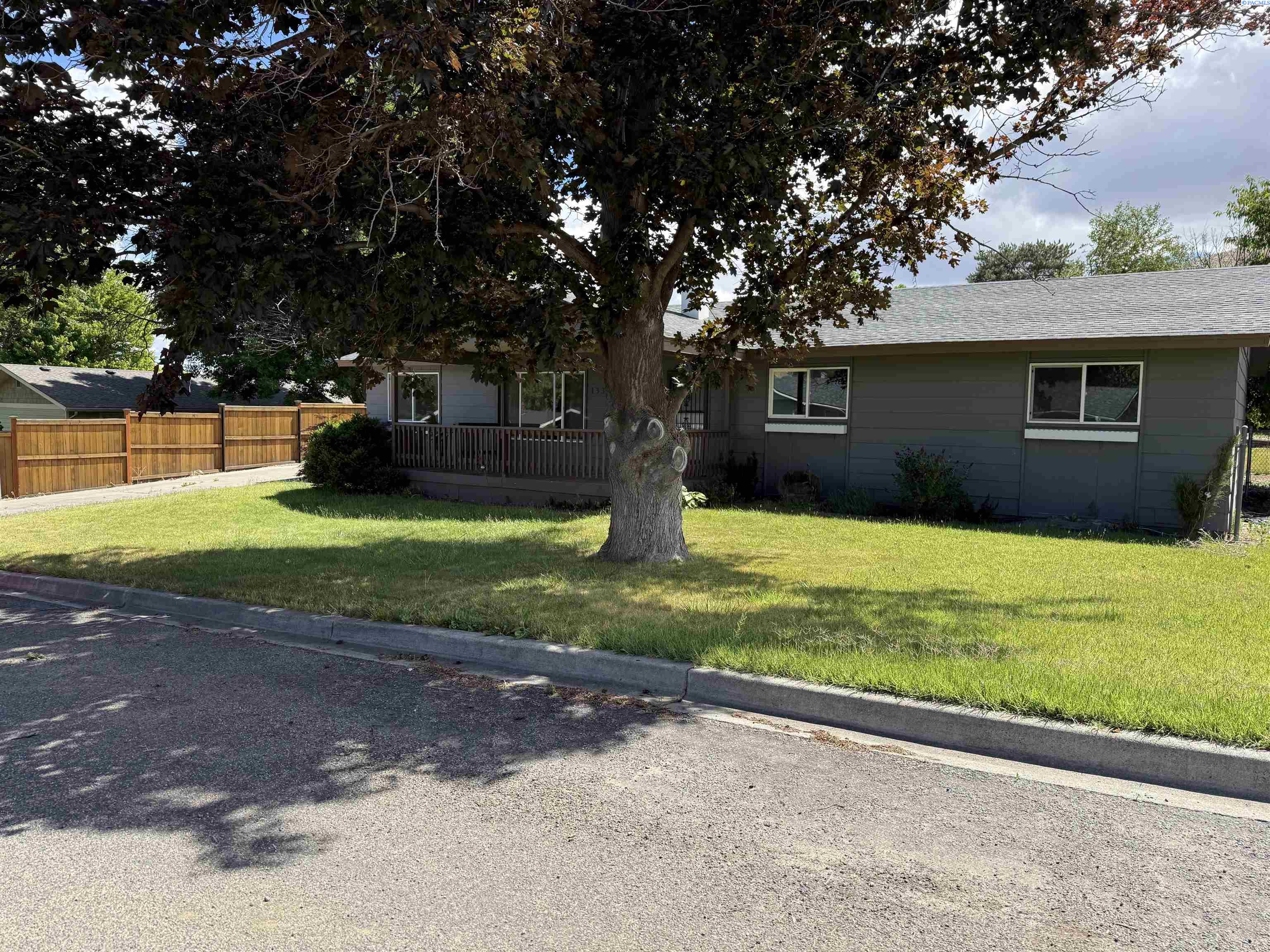 1336 Scenic Dr, Prosser, WA 99350