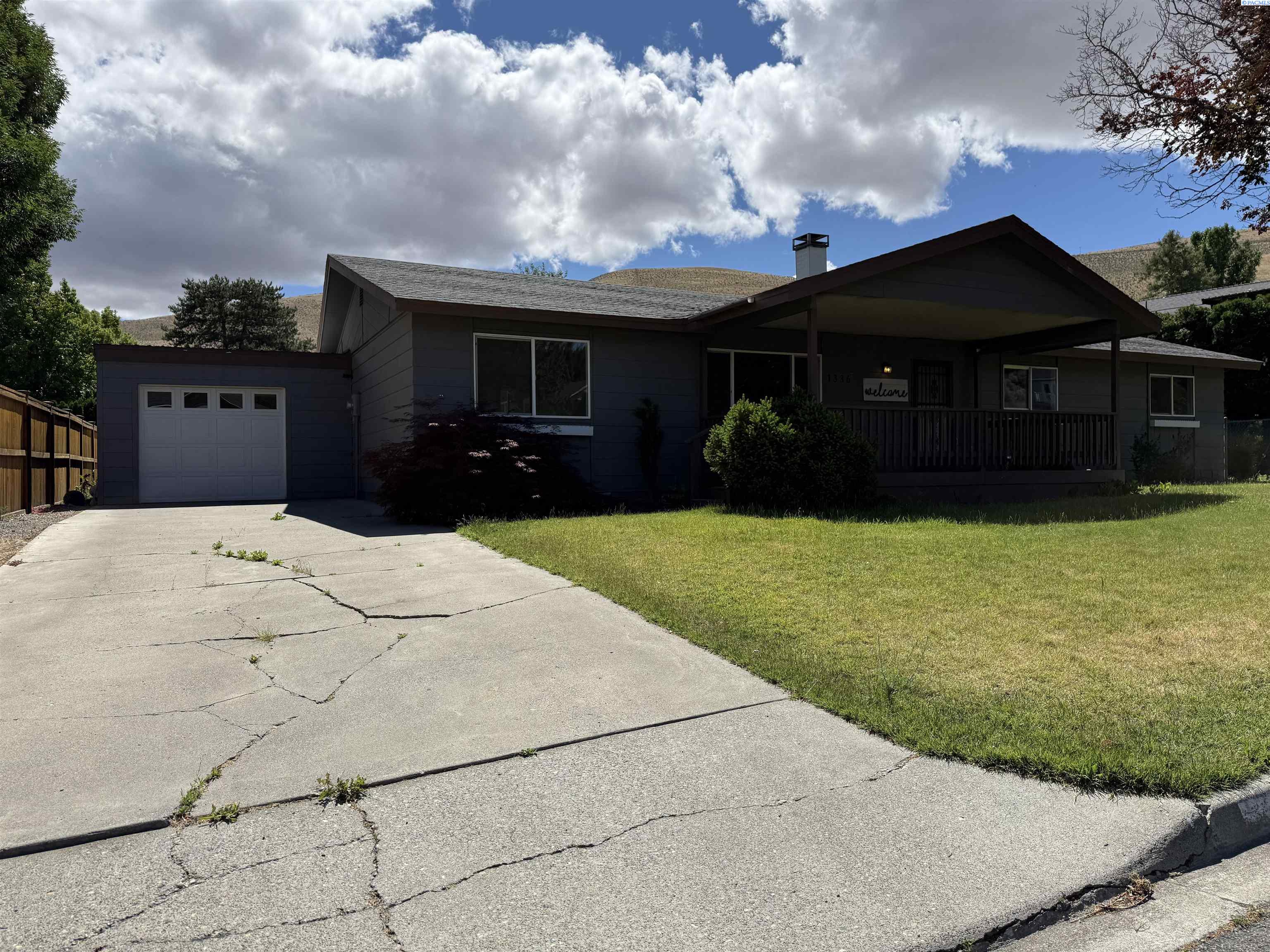 1336 Scenic Dr, Prosser, WA 99350