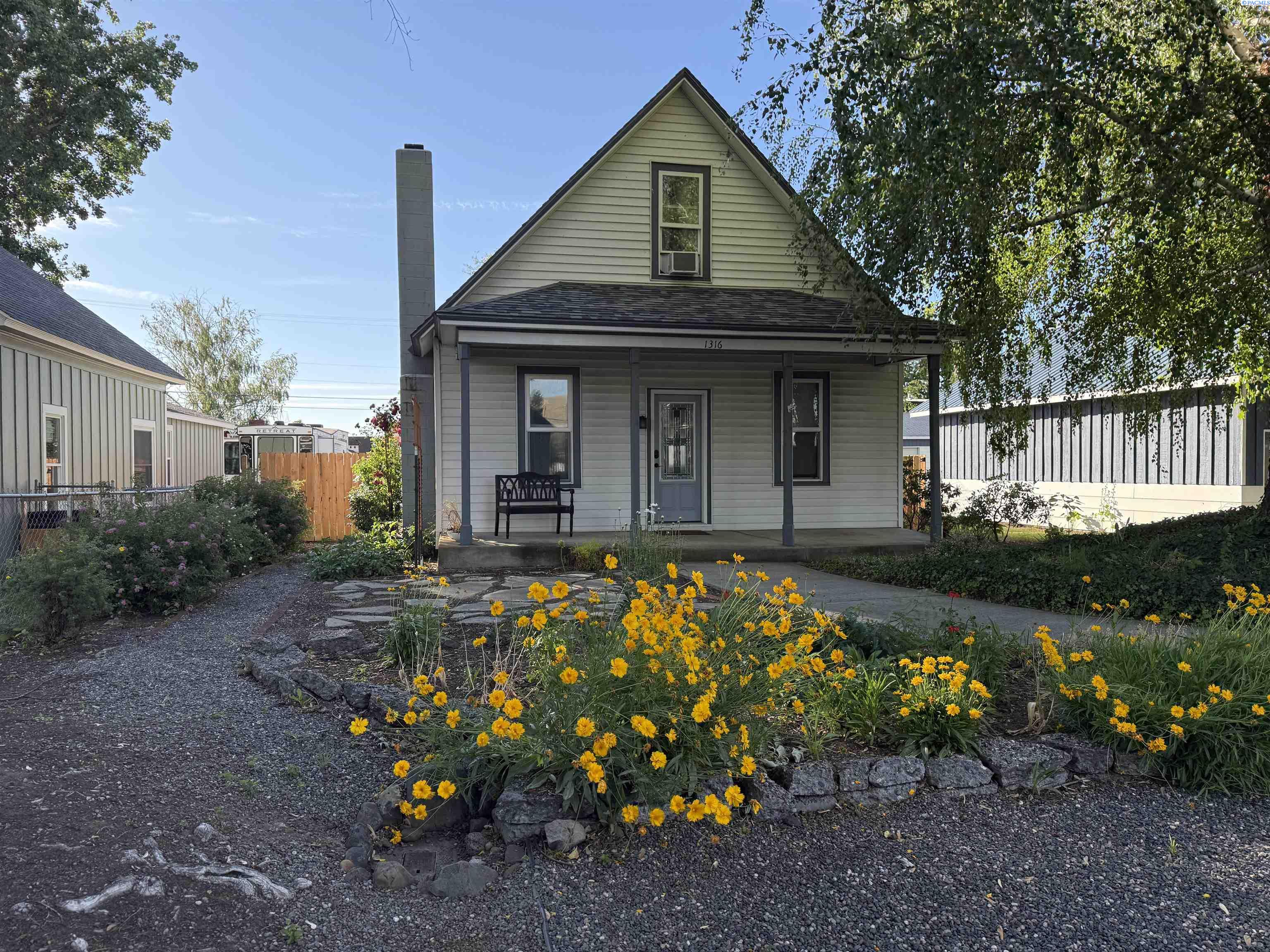 1316 Grant Ave, Prosser, WA 99350
