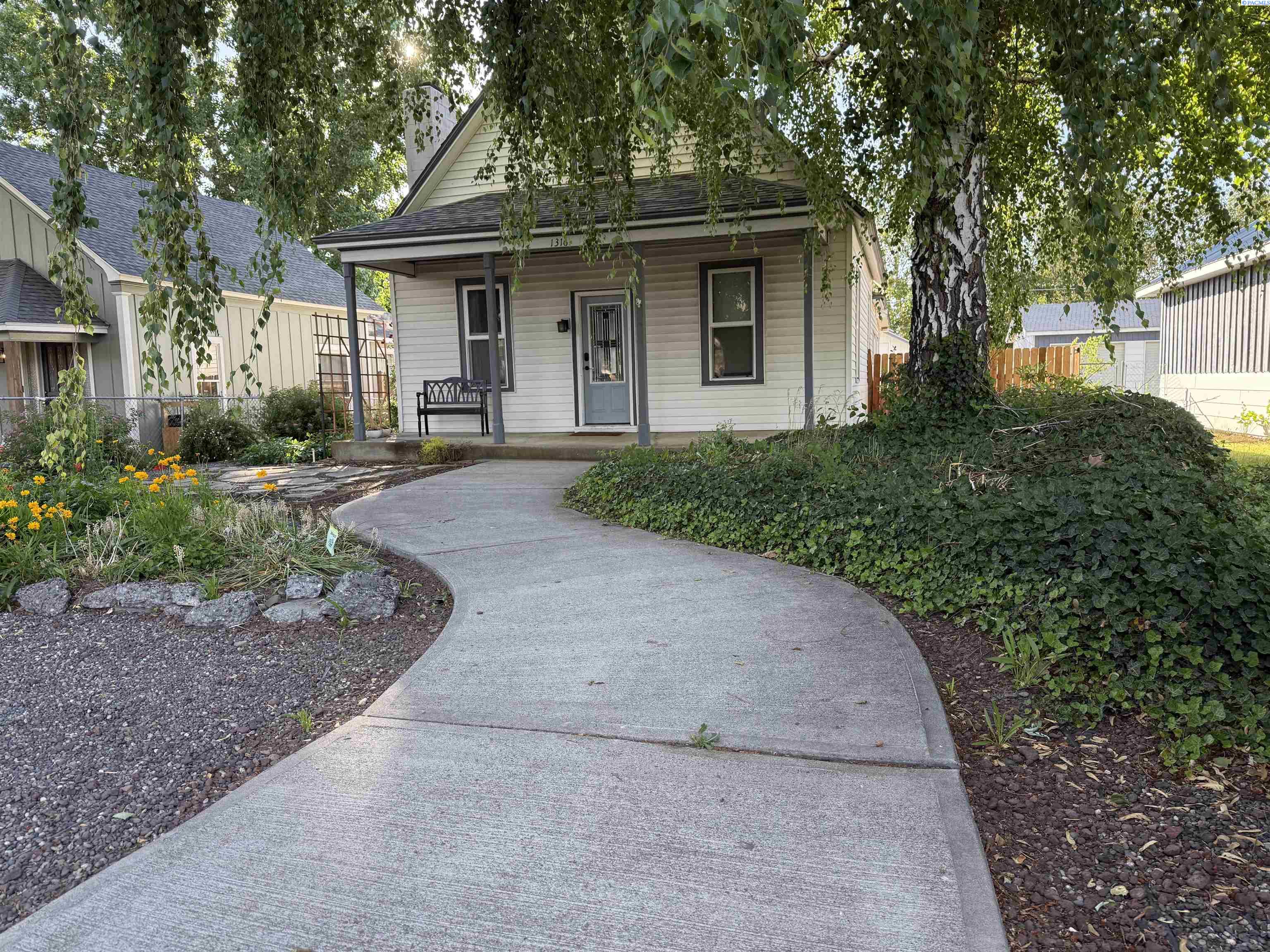 1316 Grant Ave, Prosser, WA 99350