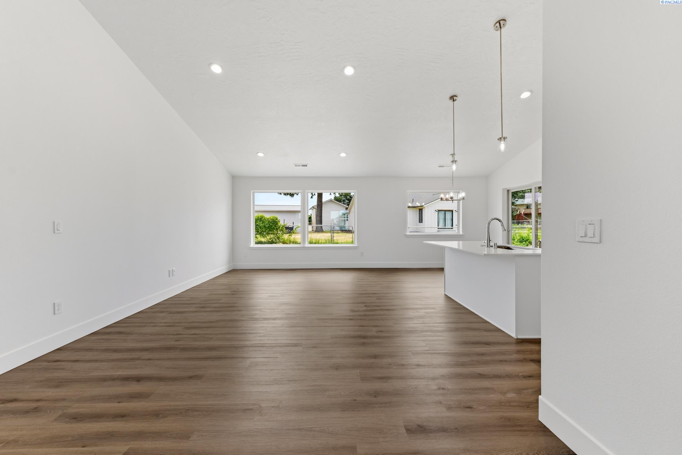 4211 Road 104 , Pasco, WA 99301