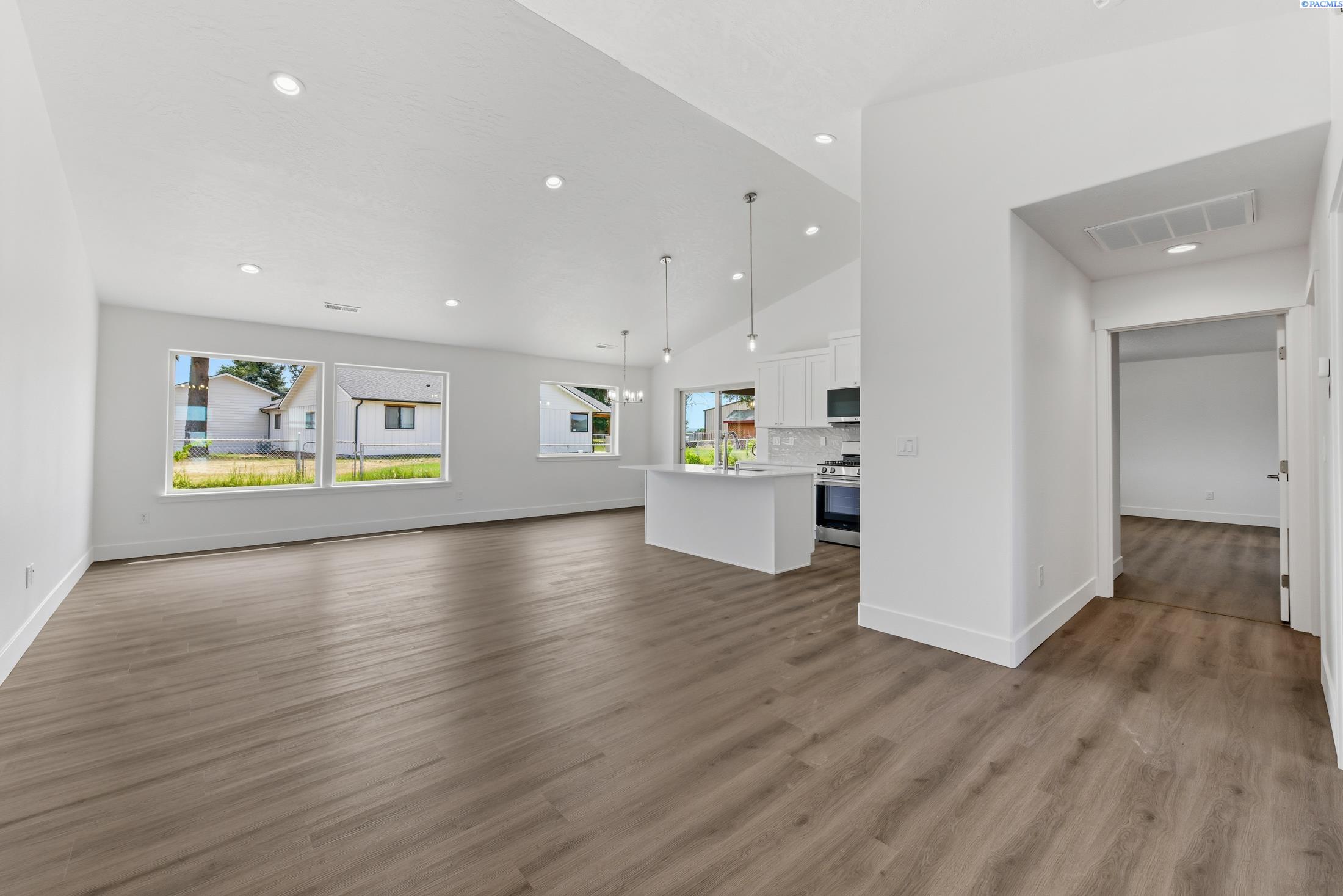 4211 Road 104 , Pasco, WA 99301