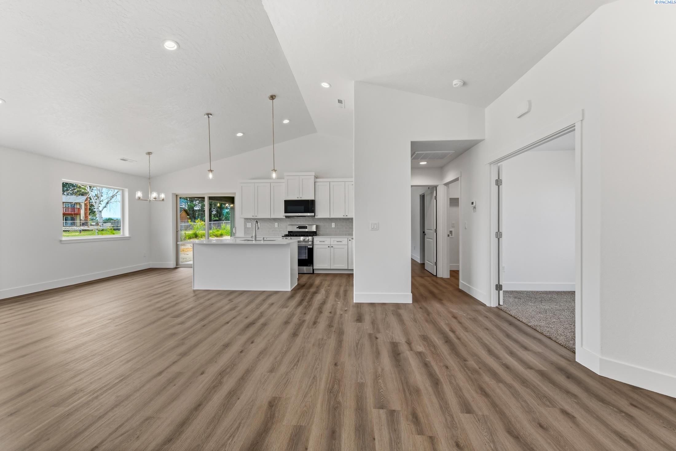 4211 Road 104 , Pasco, WA 99301