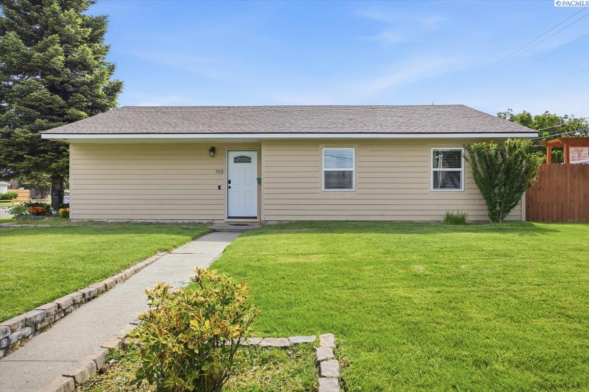 912 Cottonwood Dr, Richland, WA 99352