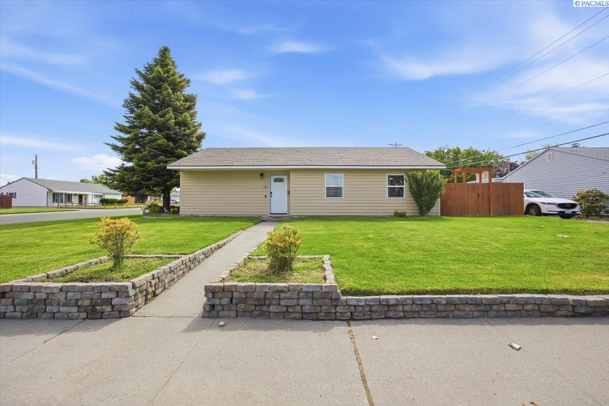 912 Cottonwood Dr, Richland, WA 99352