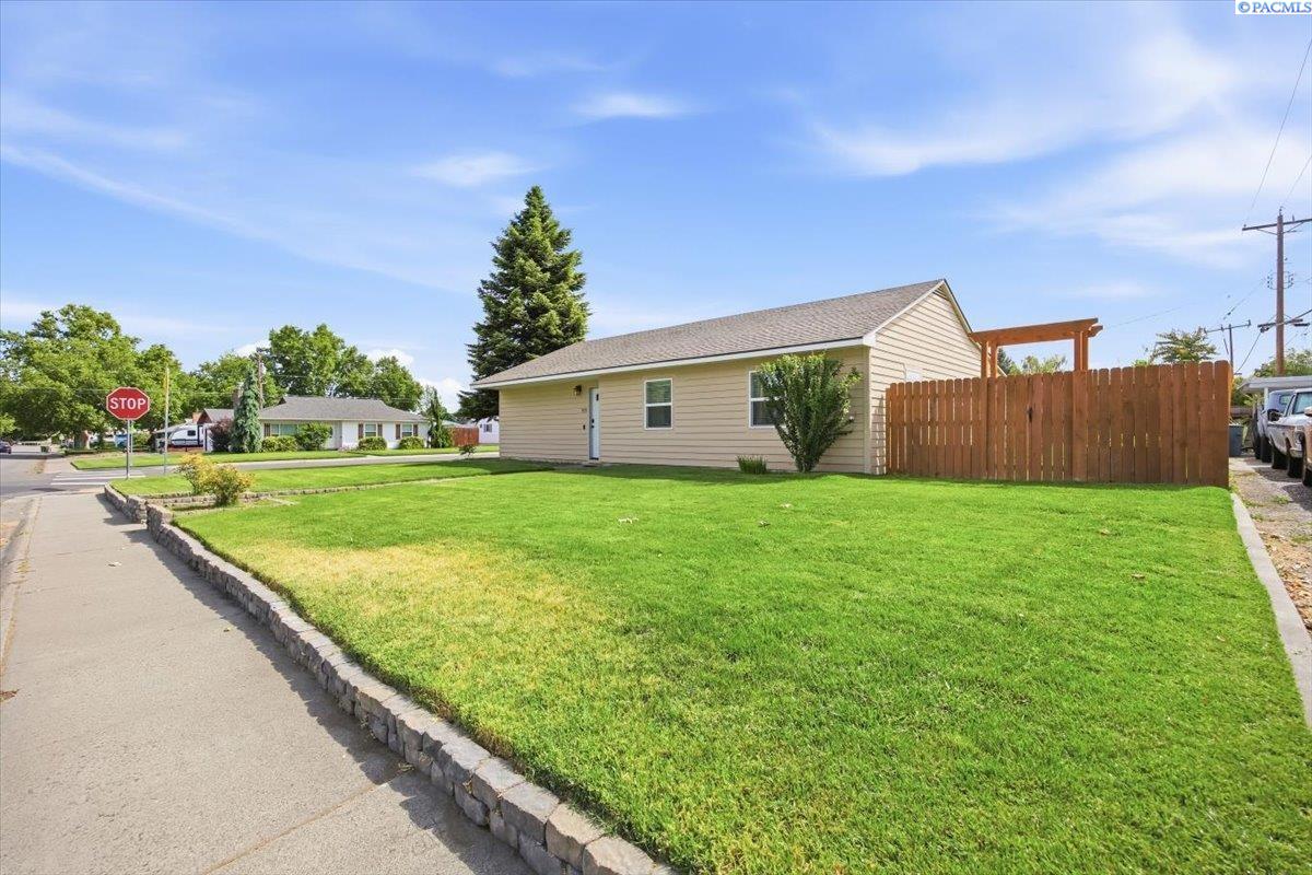912 Cottonwood Dr, Richland, WA 99352