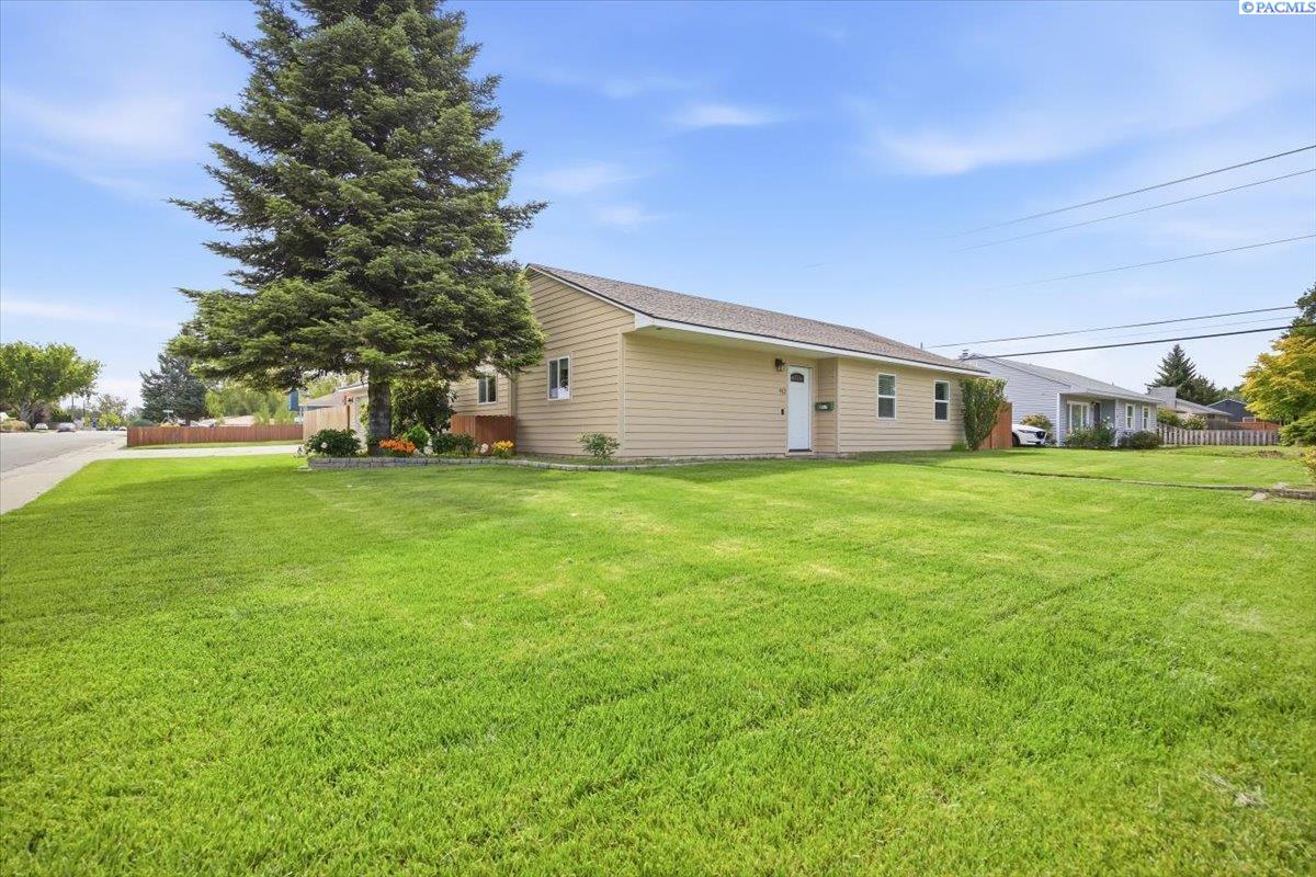912 Cottonwood Dr, Richland, WA 99352