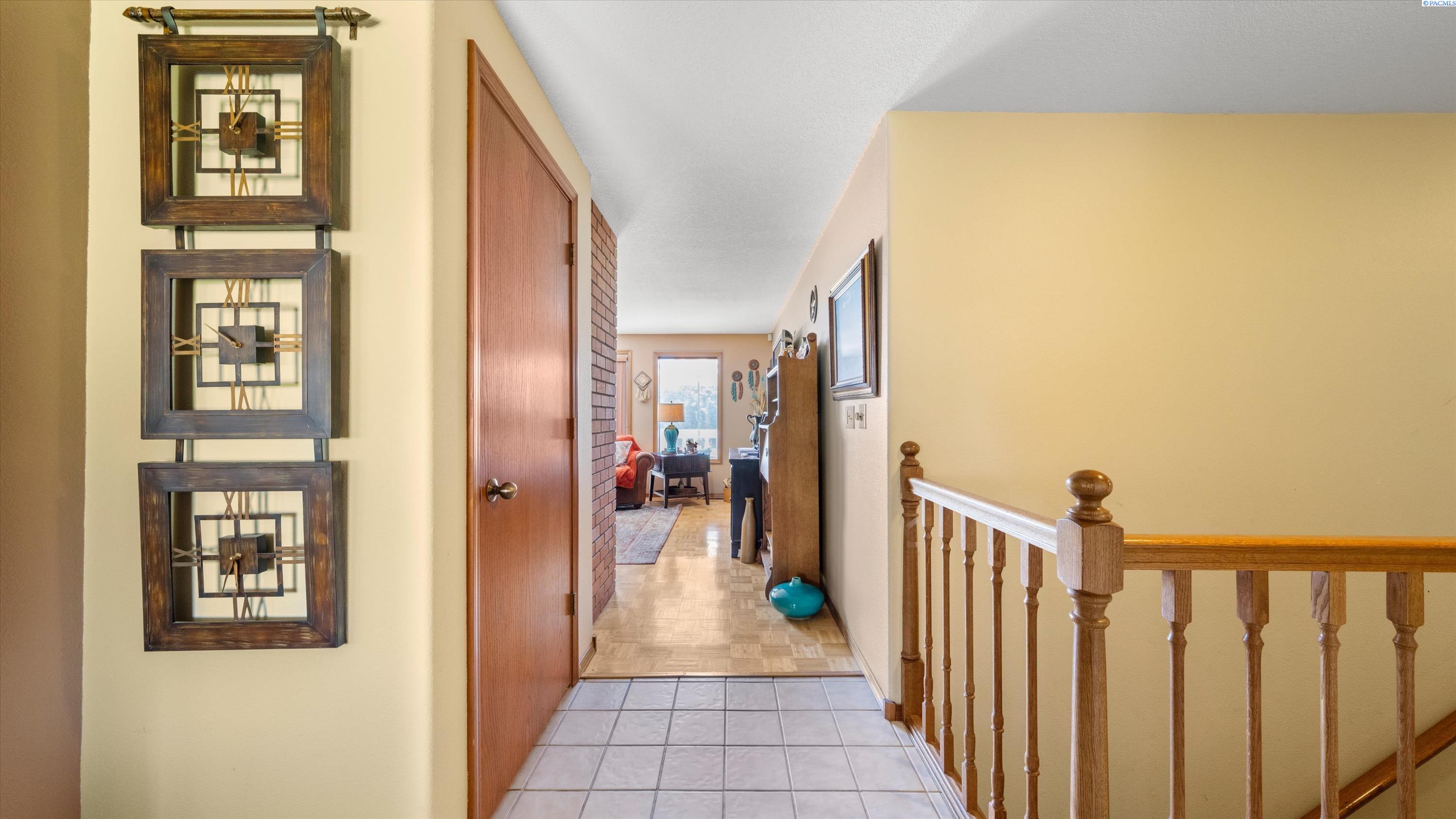 8816 Sunset Trl, Pasco, WA 99301-1654