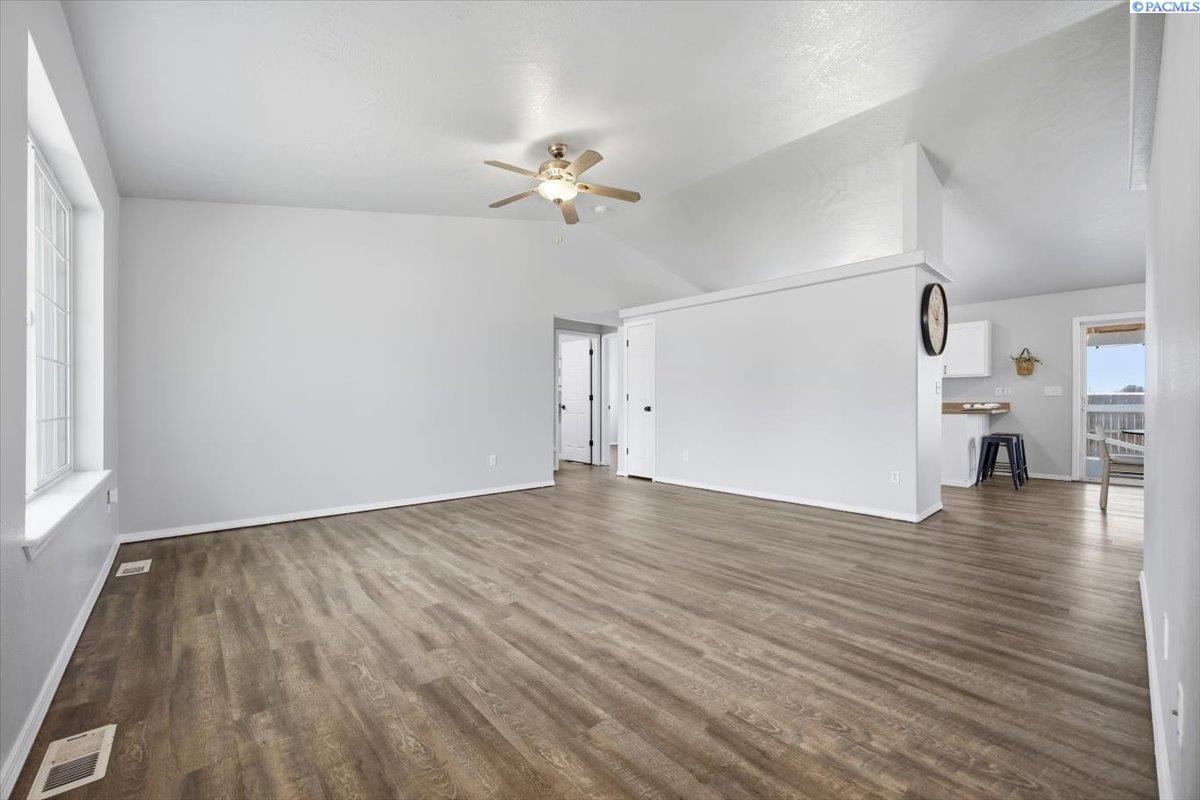 8412 Holborn Ln, Pasco, WA 99301