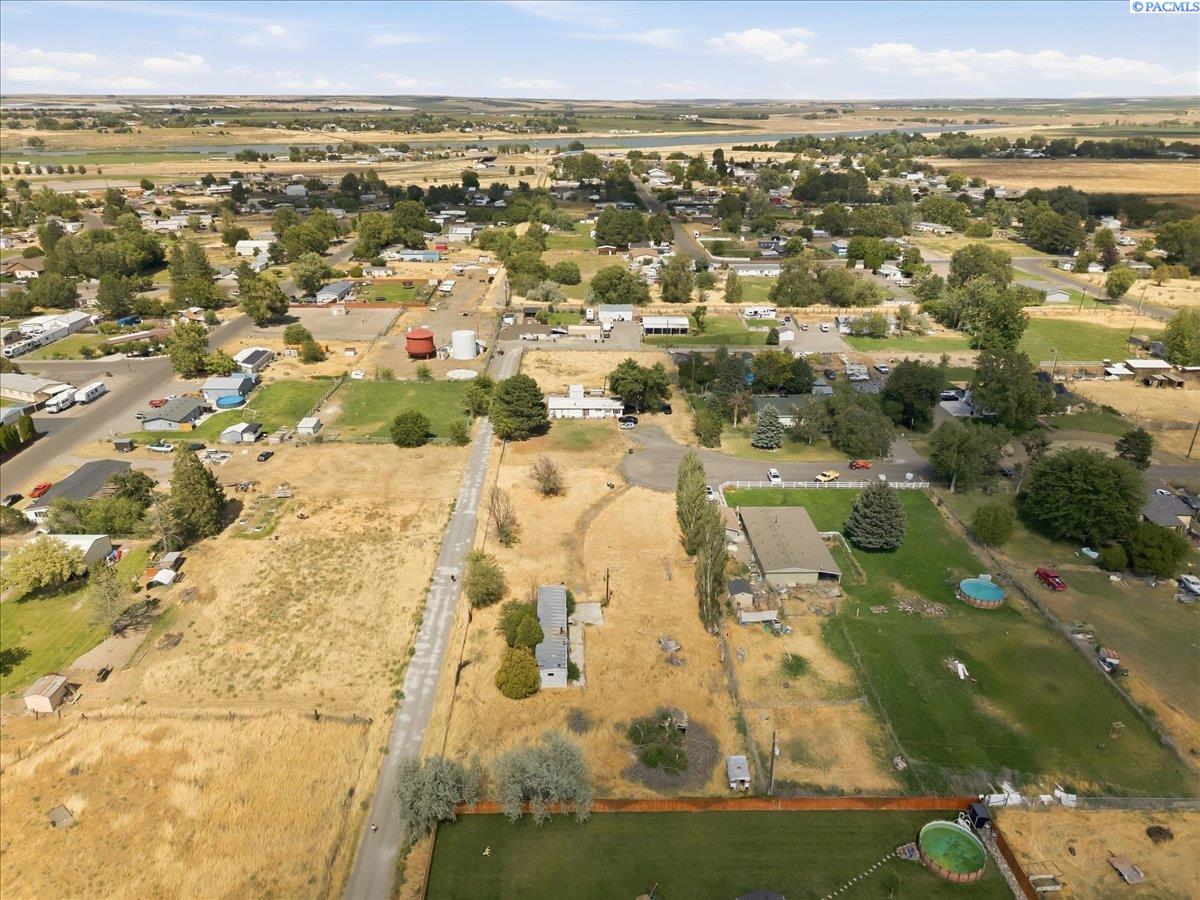 131 Off Pl, Burbank, WA 99323