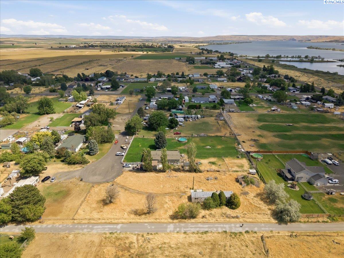 131 Off Pl, Burbank, WA 99323
