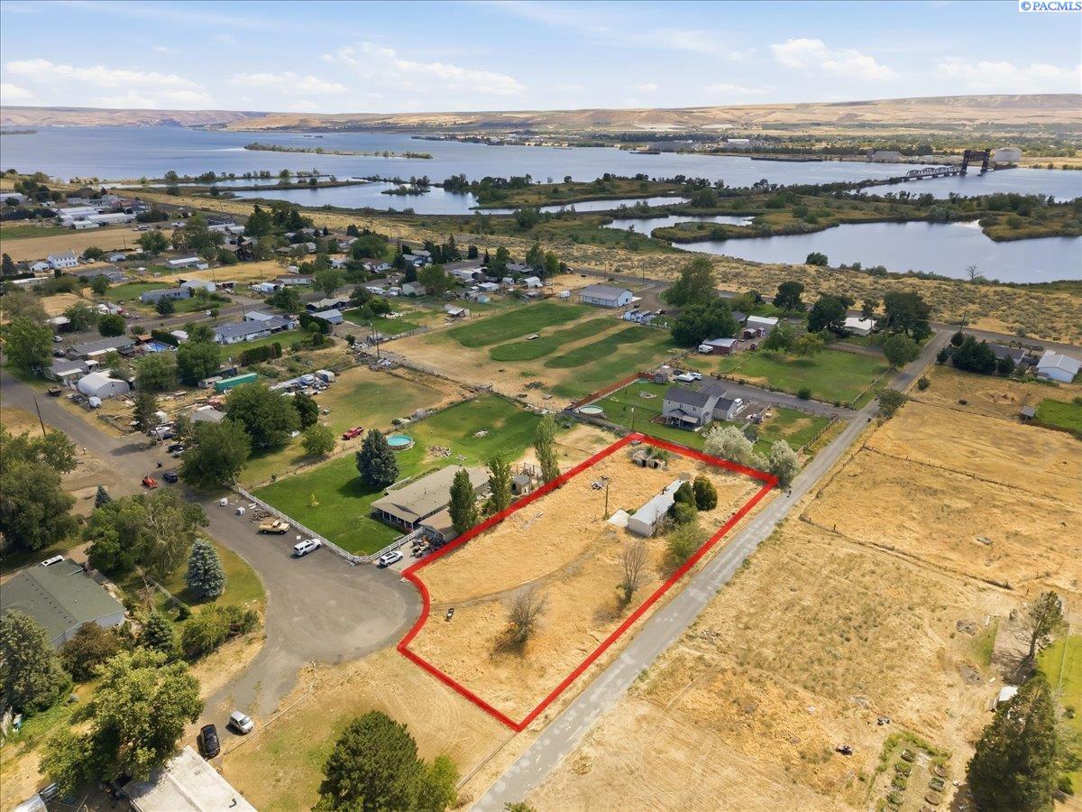 131 Off Pl, Burbank, WA 99323