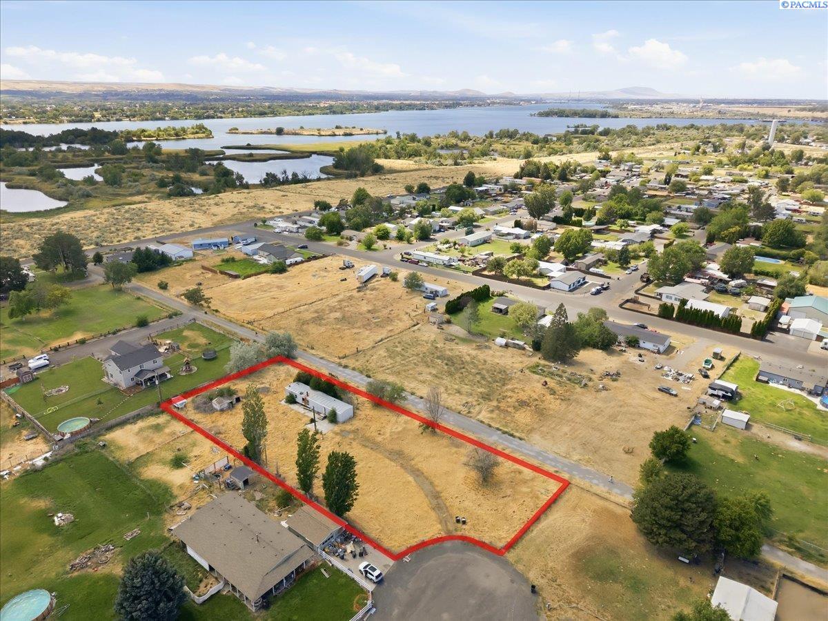 131 Off Pl, Burbank, WA 99323