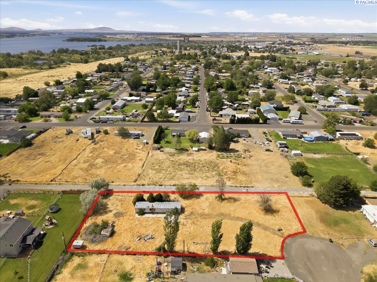 131 Off Pl, Burbank, WA 99323