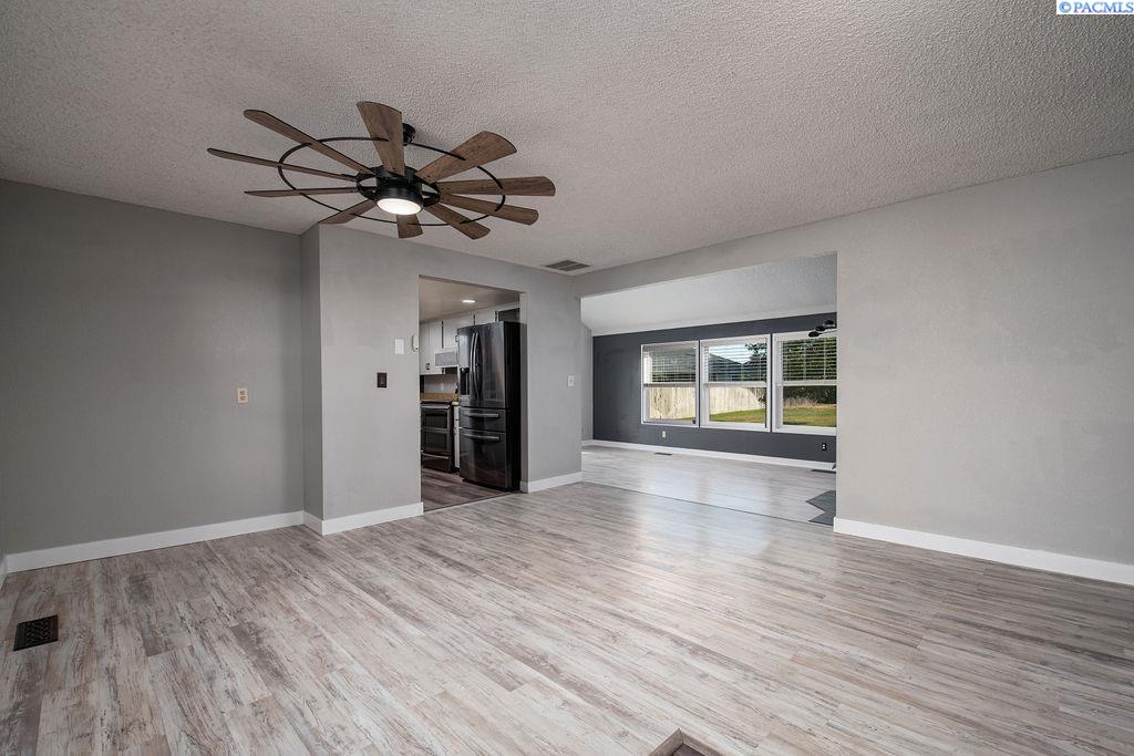 305 Louisiana Pl, Kennewick, WA 99336