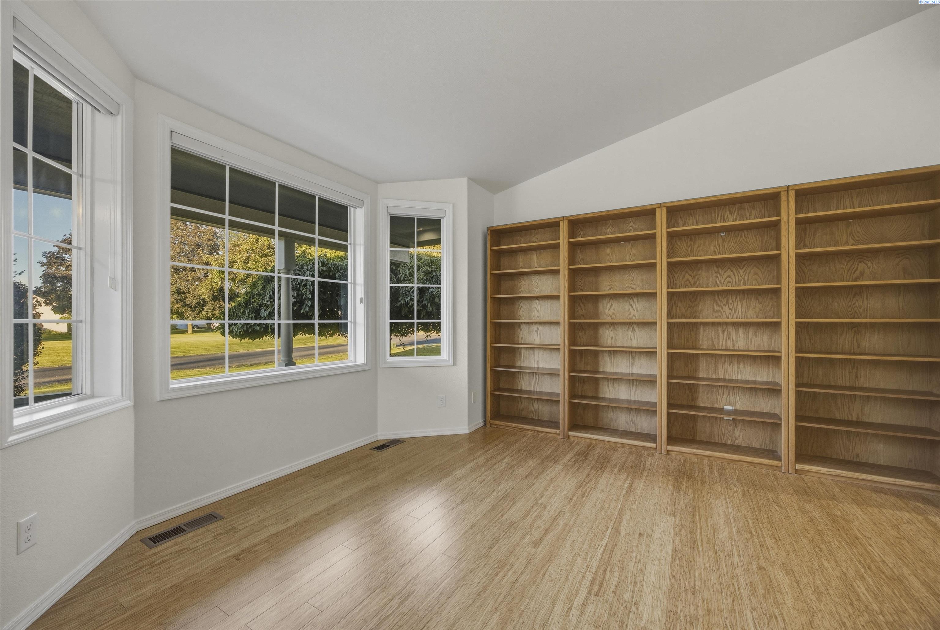 264 Merry Ln, Burbank, WA 99323