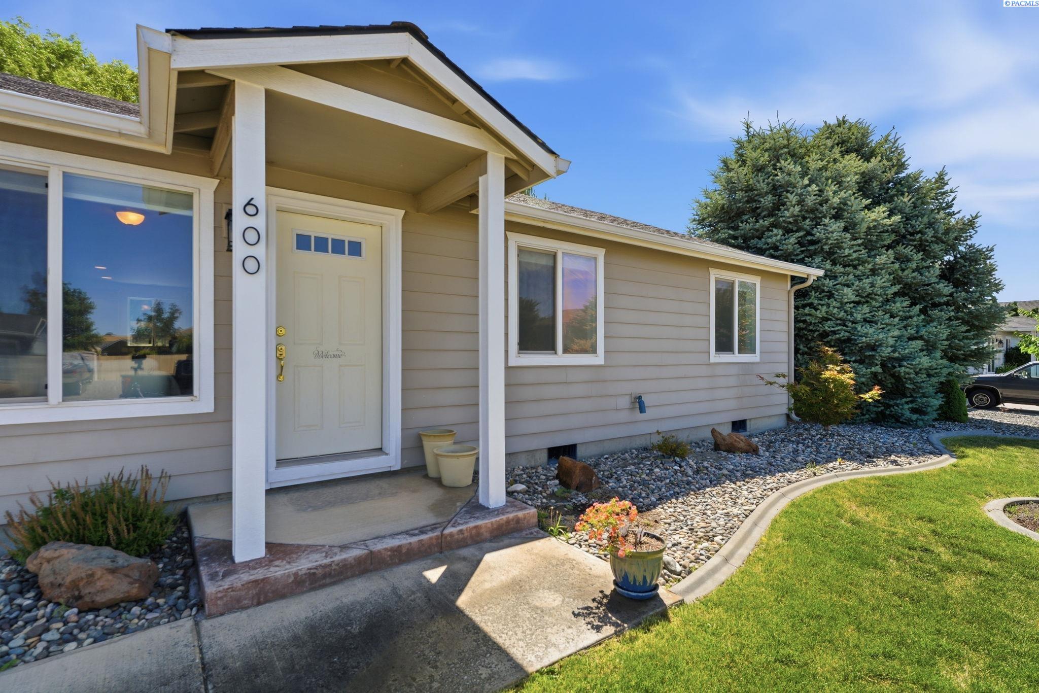600 Riverstone Dr, Richland, WA 99352
