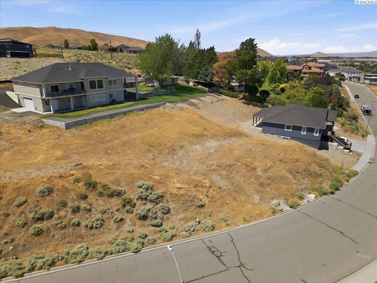 1051 Allenwhite Dr, Richland, WA 99352