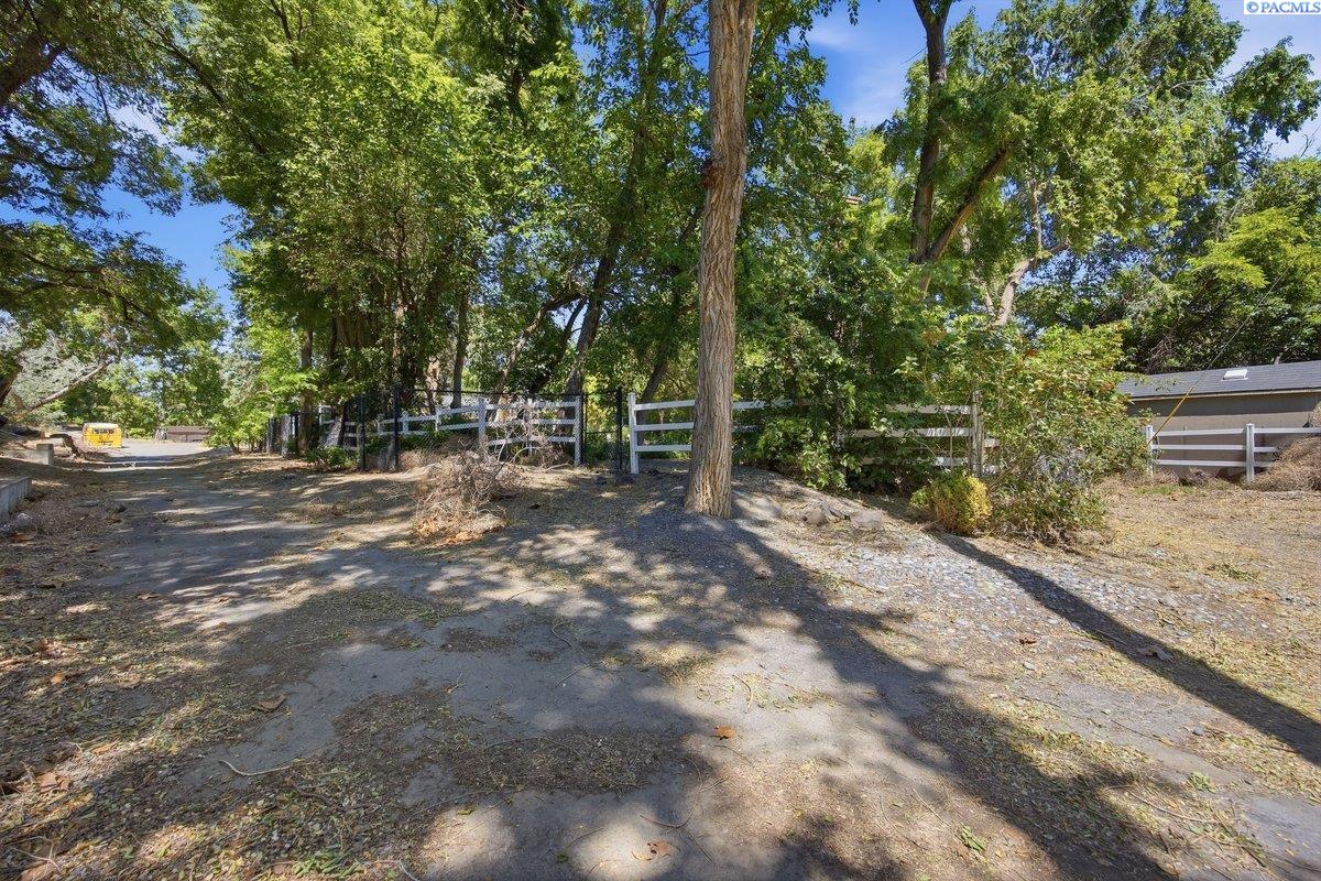 76704 Yakima River Dr, West Richland, WA 99353-6196