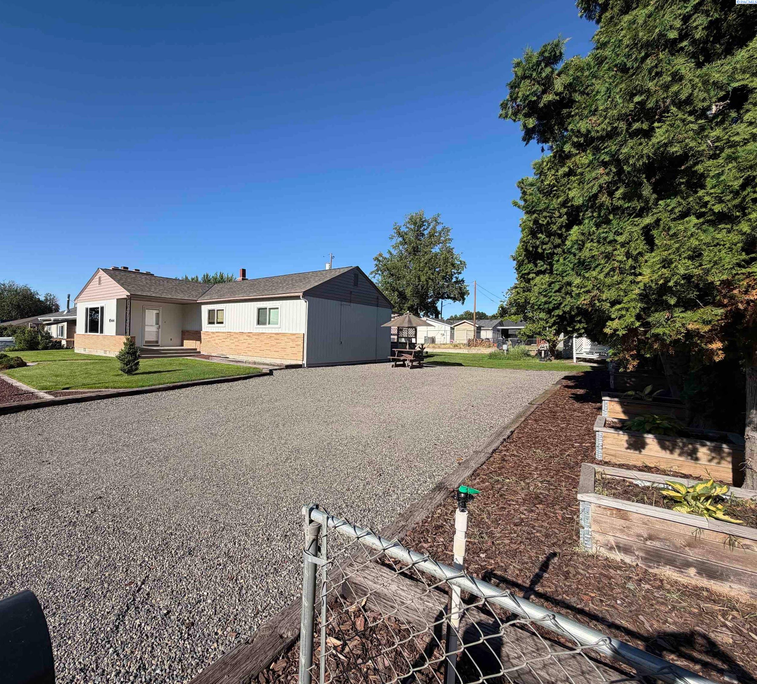 1044 Sadie St, Prosser, WA 99350