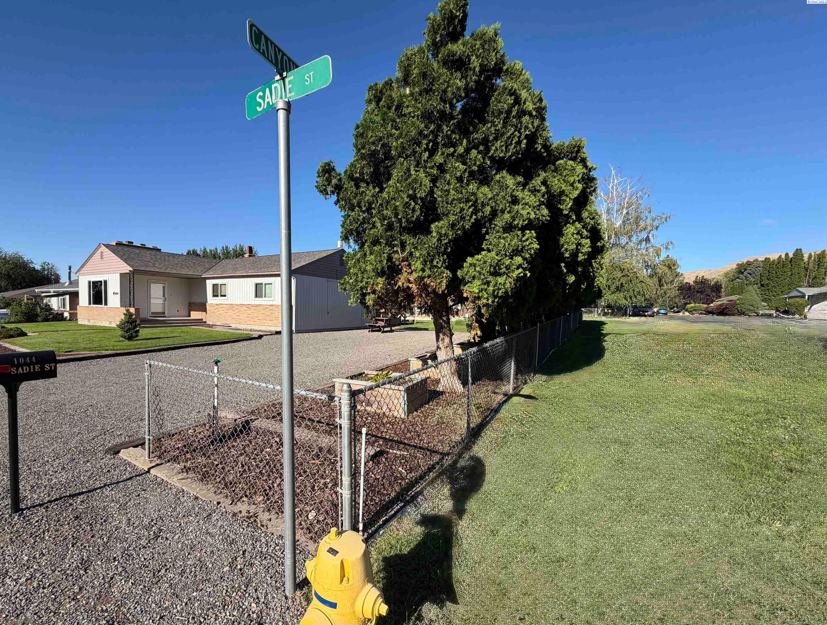 1044 Sadie St, Prosser, WA 99350