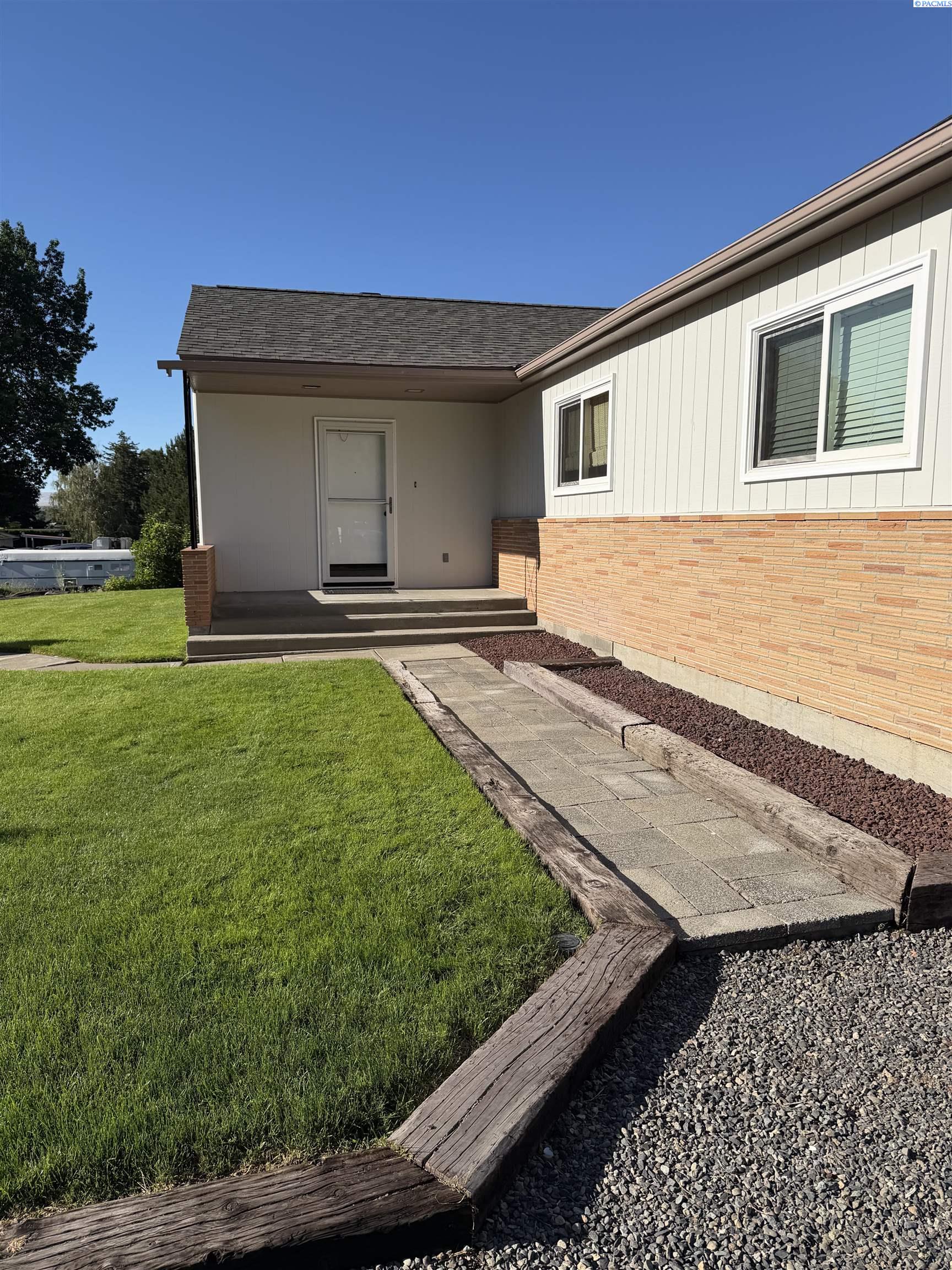 1044 Sadie St, Prosser, WA 99350