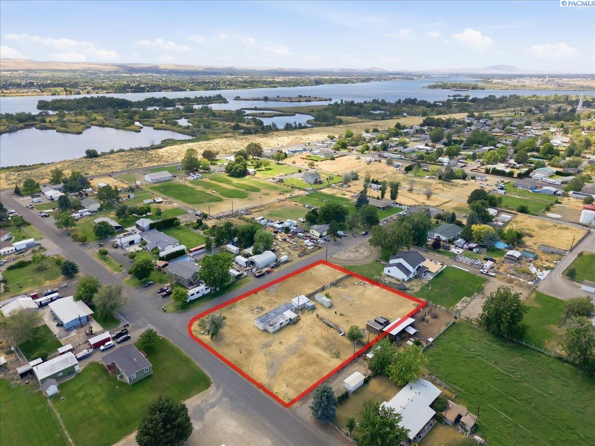 26 Off Pl, Burbank, WA 99323