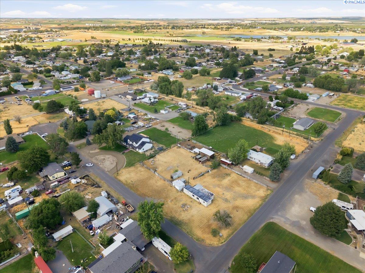 26 Off Pl, Burbank, WA 99323