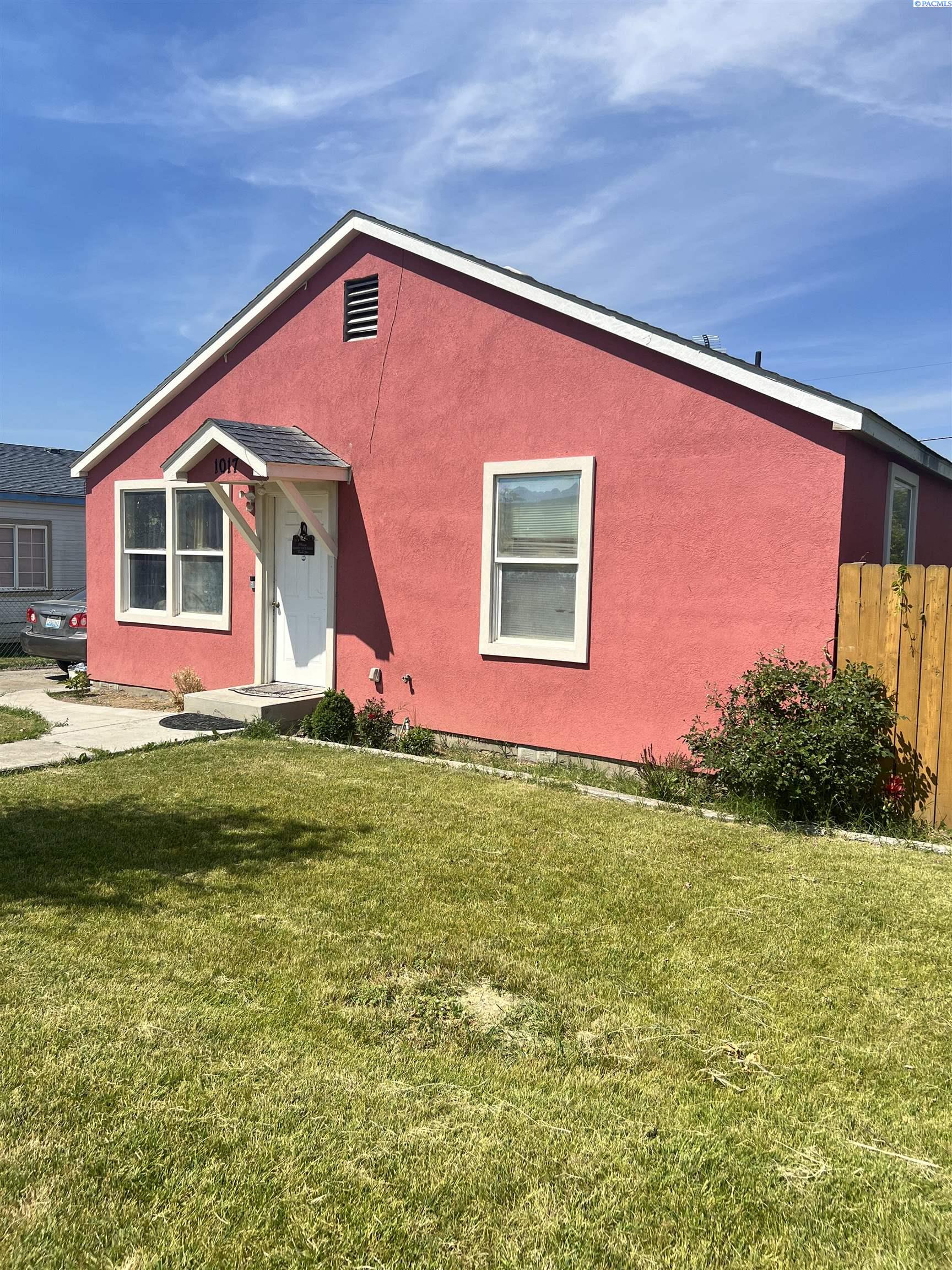 1017 S 10th St, Sunnyside WA 98944