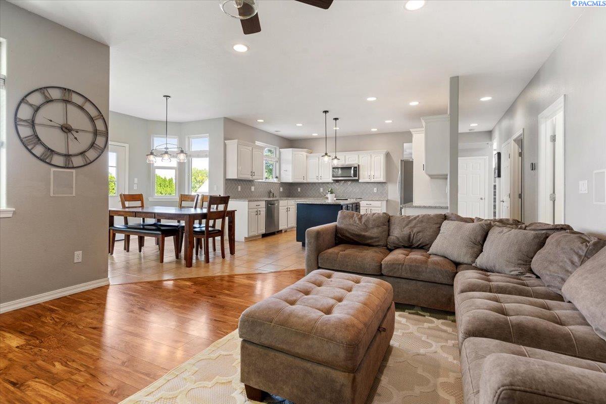 1876 Nova Ln, Richland, WA 99352