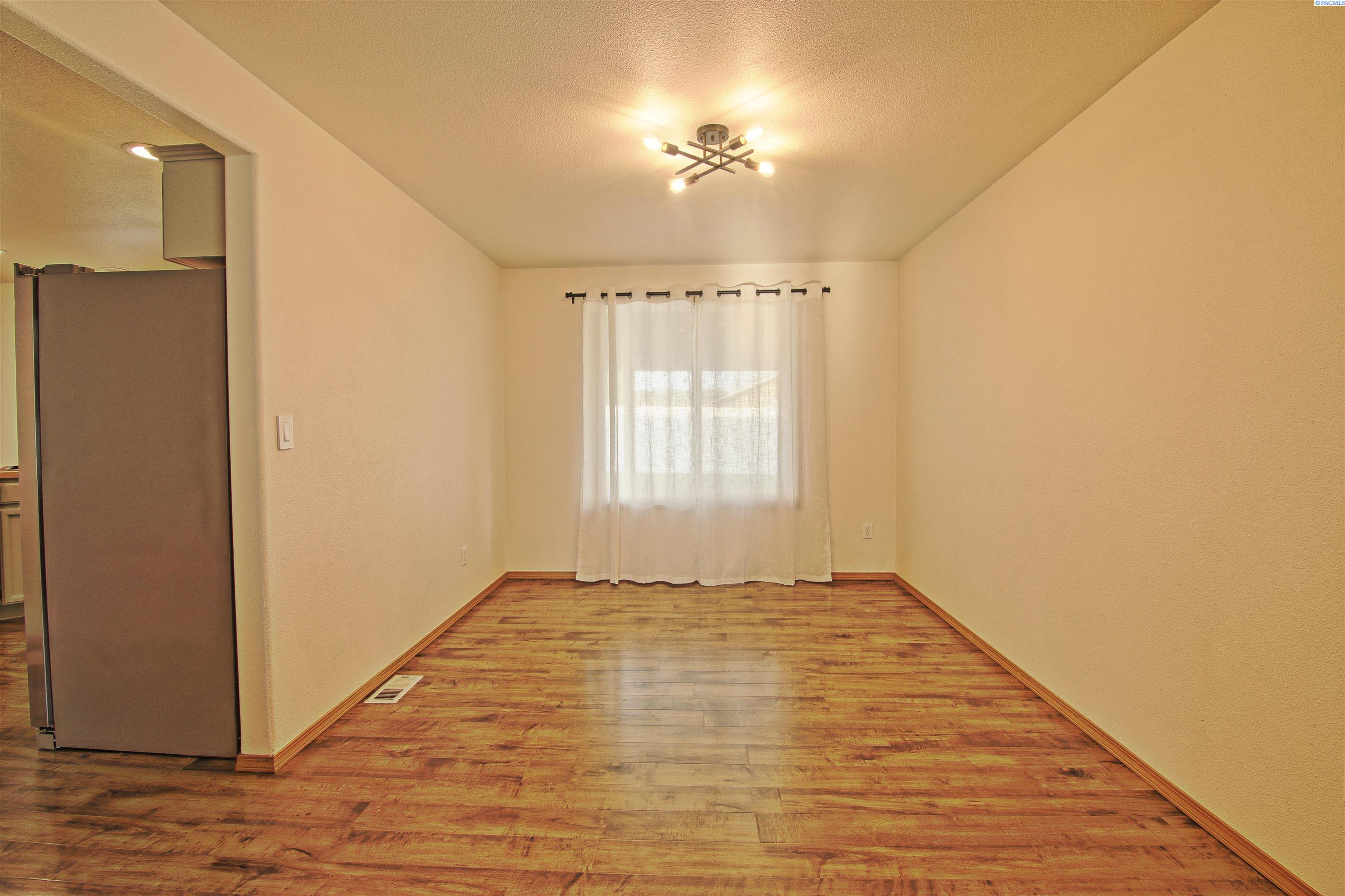 4003 Dartmoor Ln, Pasco, WA 99301