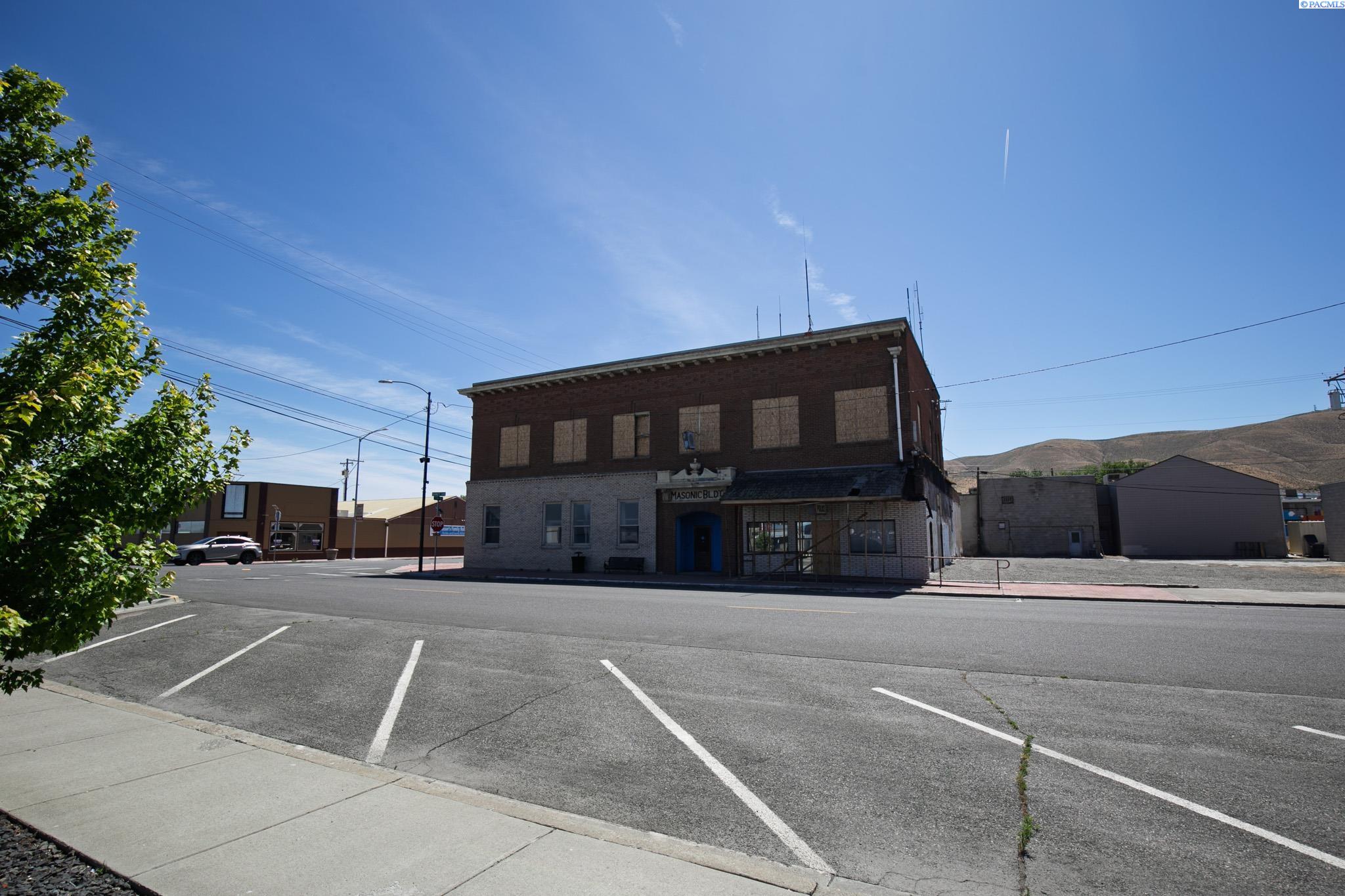 601 7th St, Prosser, WA 99350