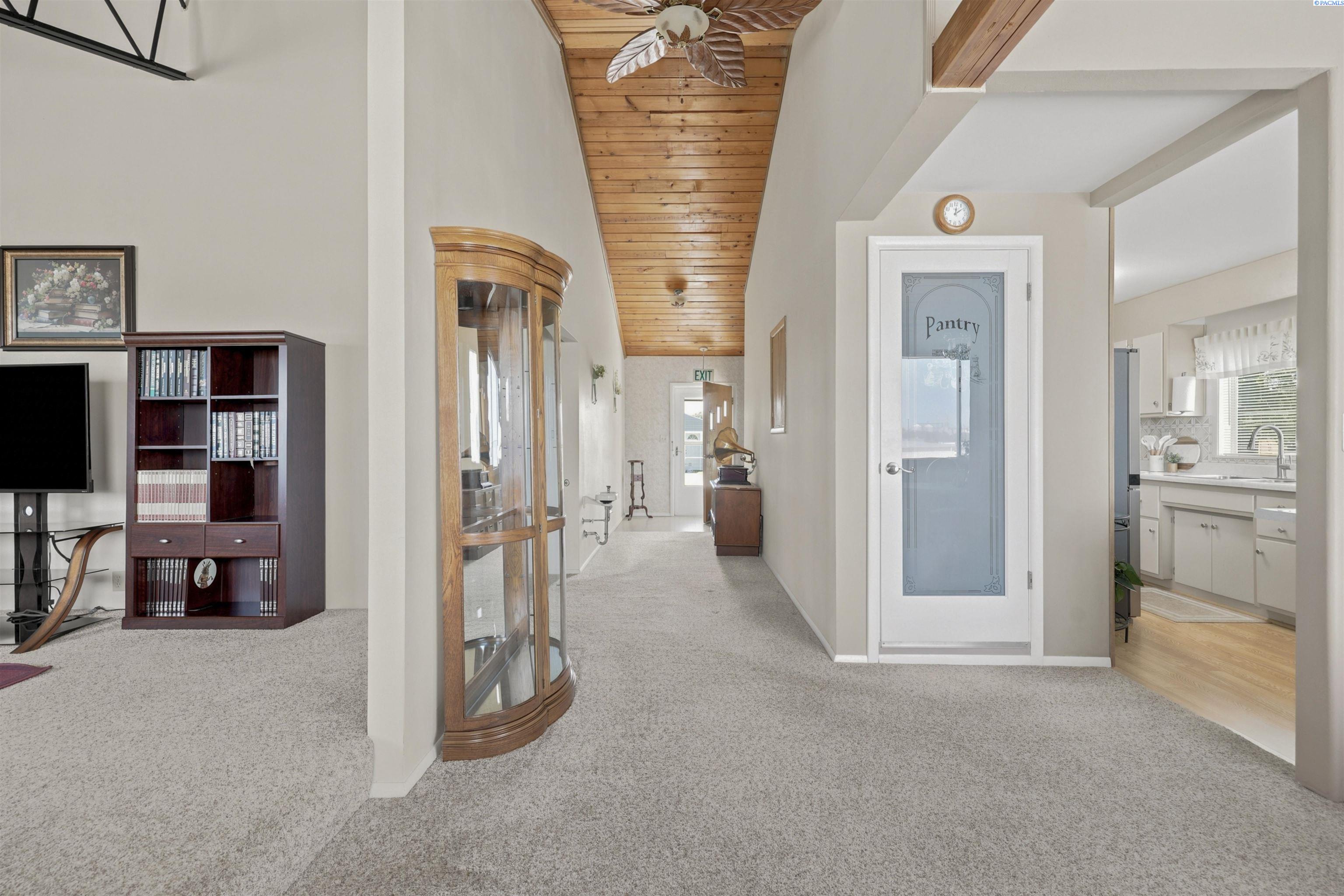 33 Poplar St, Burbank, WA 99323