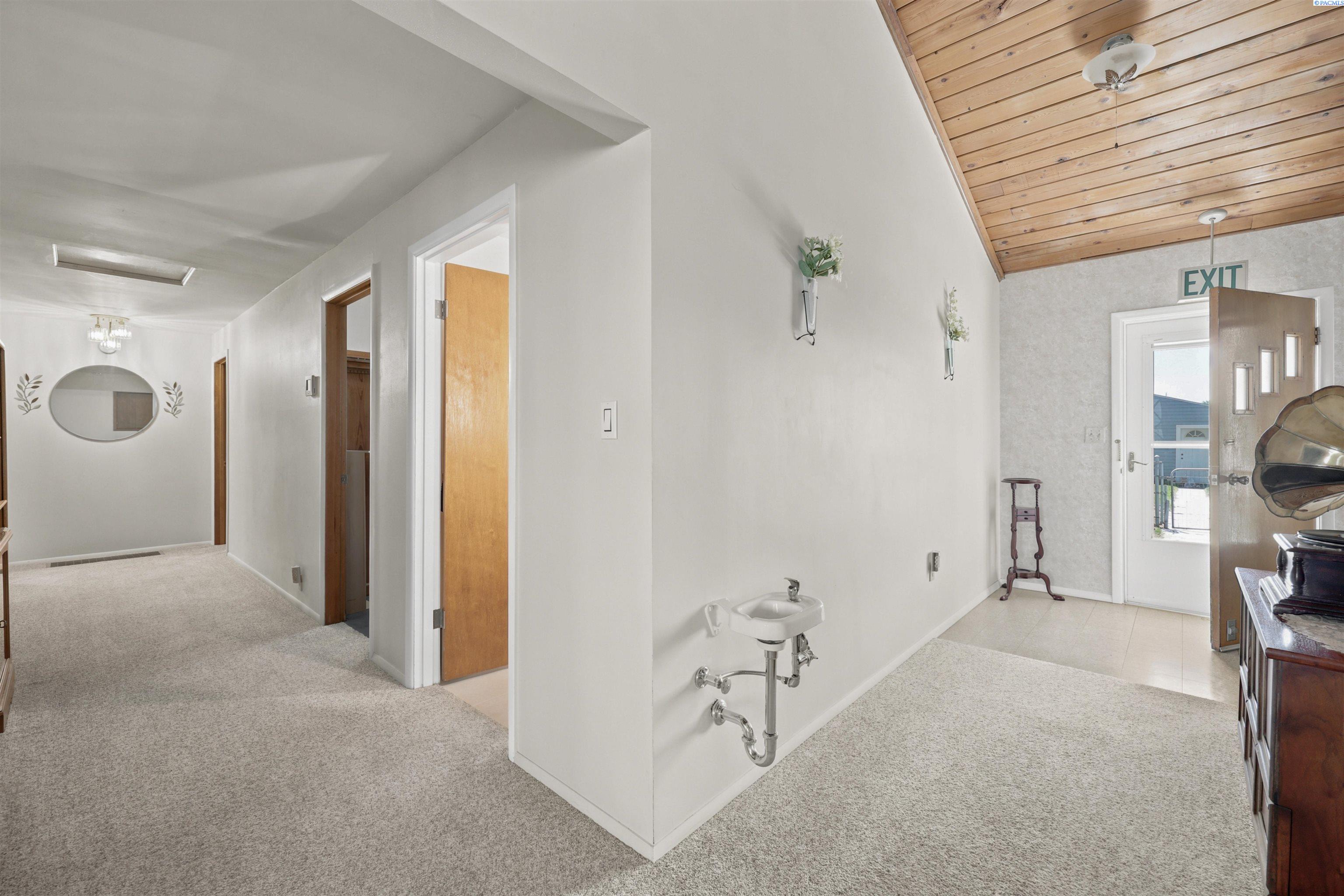 33 Poplar St, Burbank, WA 99323