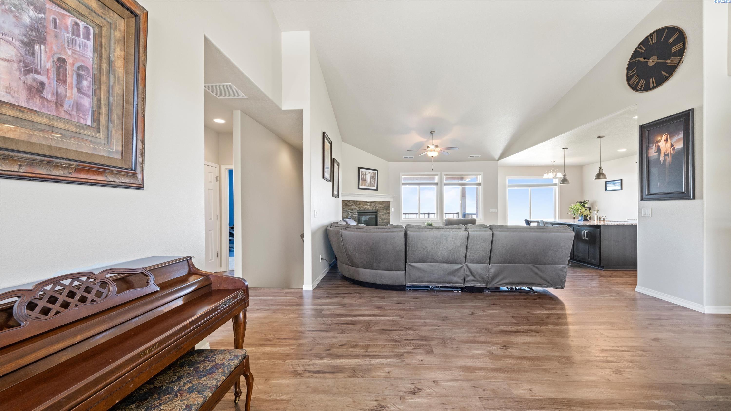 16904 Love Ln, Benton City, WA 99320
