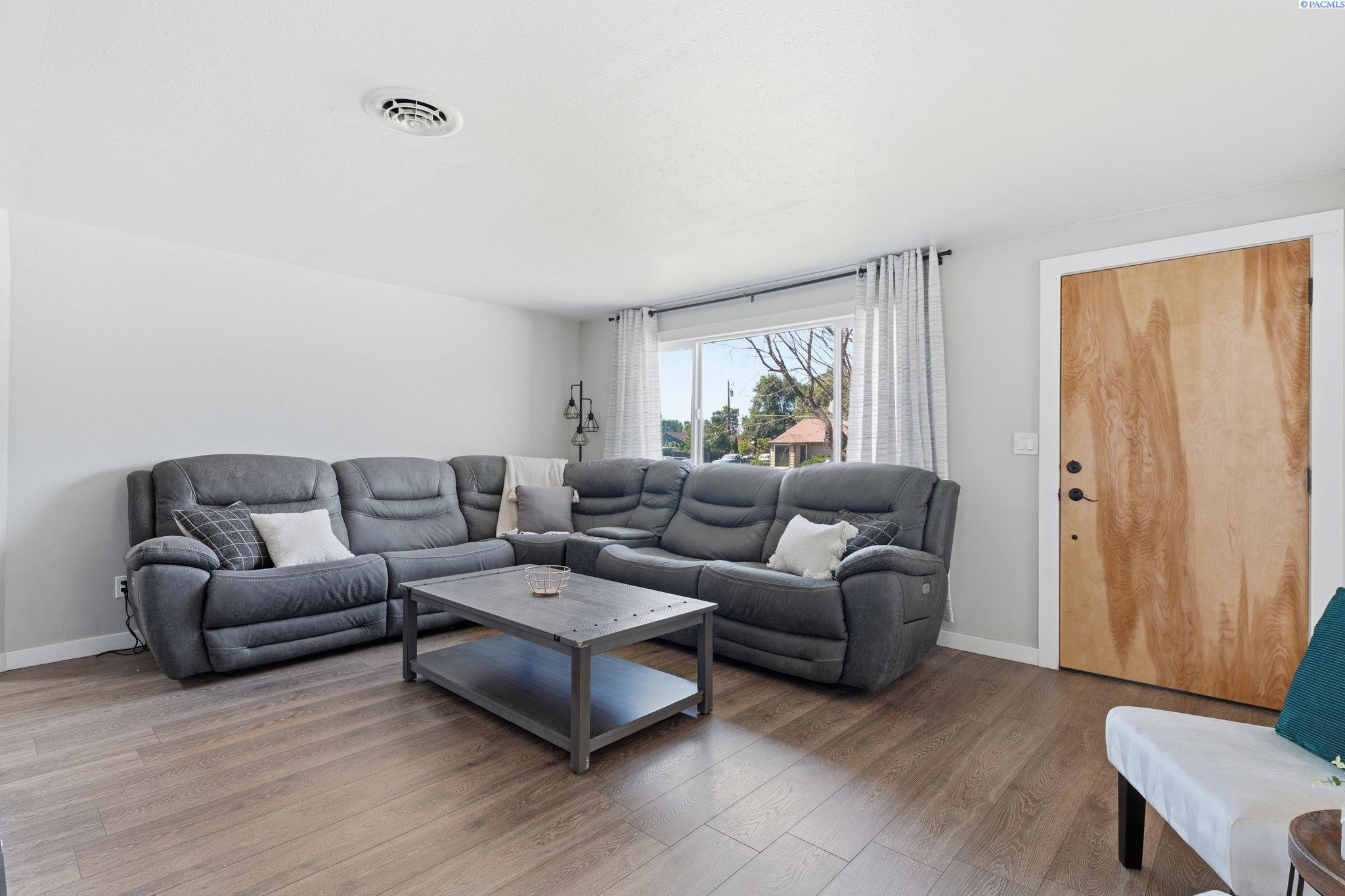 210 14th Ave, Kennewick, WA 99337